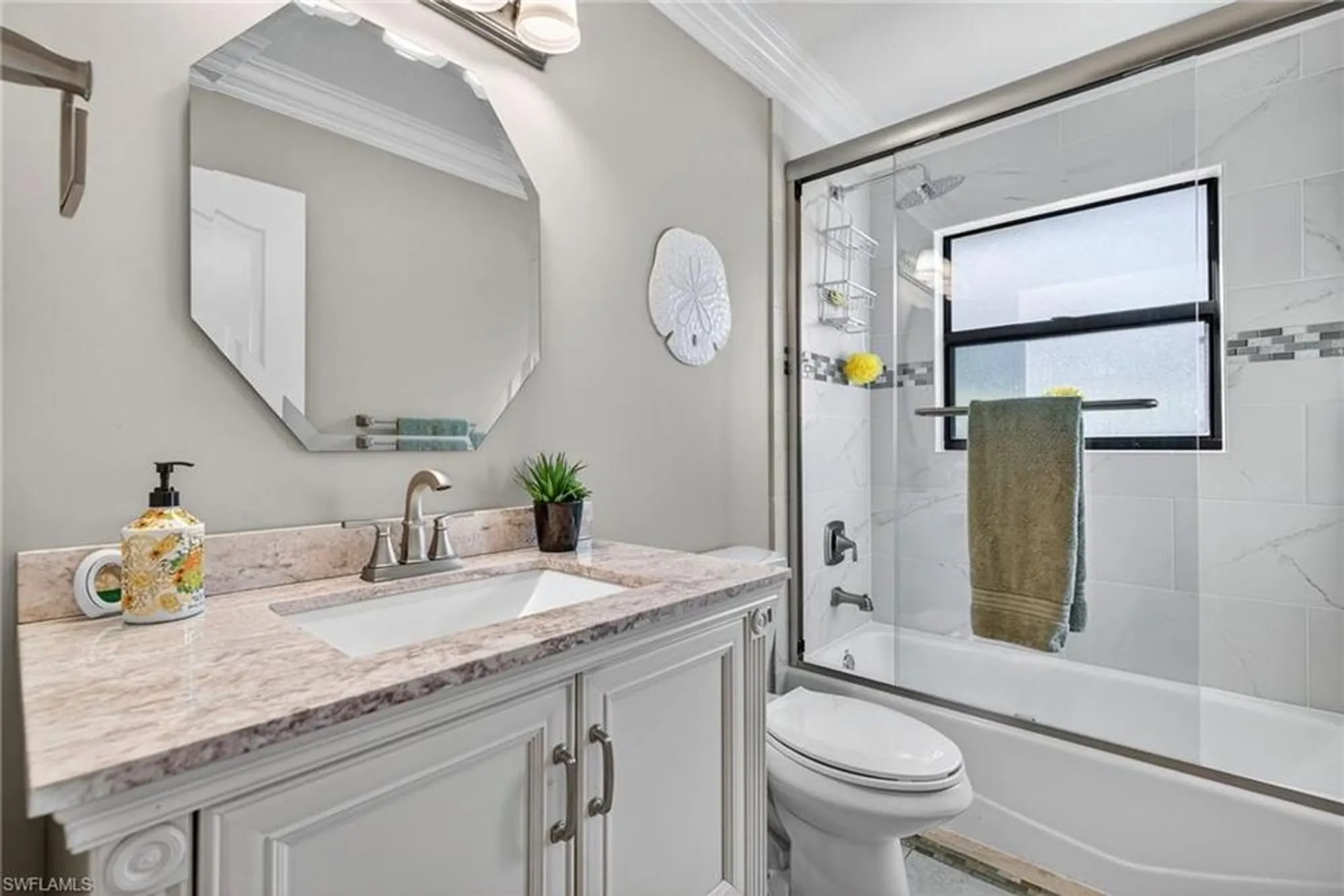 Property Slideshow image 19 of 27 | 150 estelle dr, Naples, FL, 34112