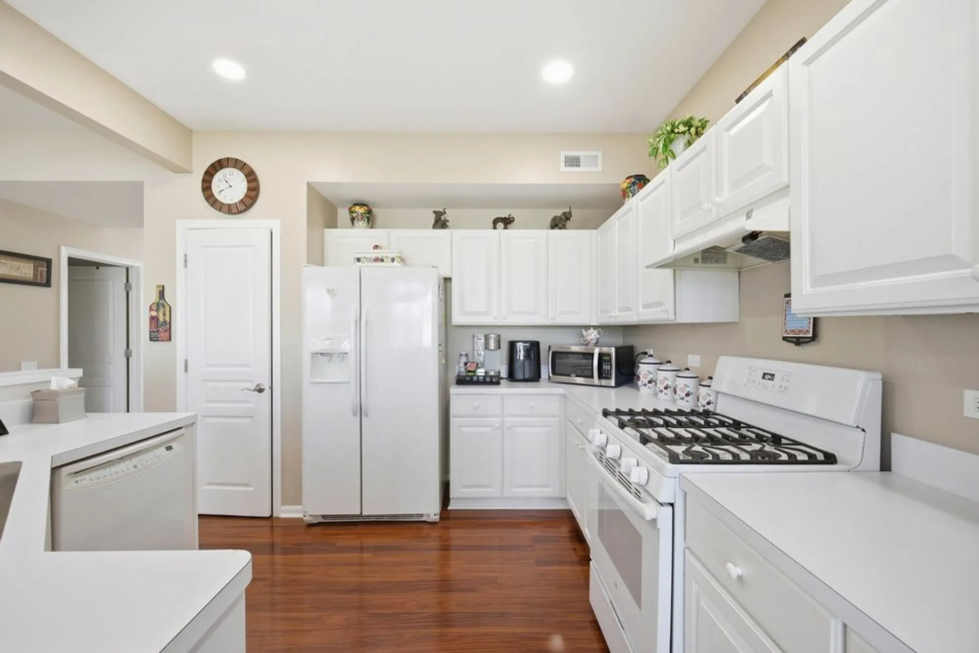 Property Slideshow image 10 of 22 | 12862 norfolk dr, Huntley, IL, 60142