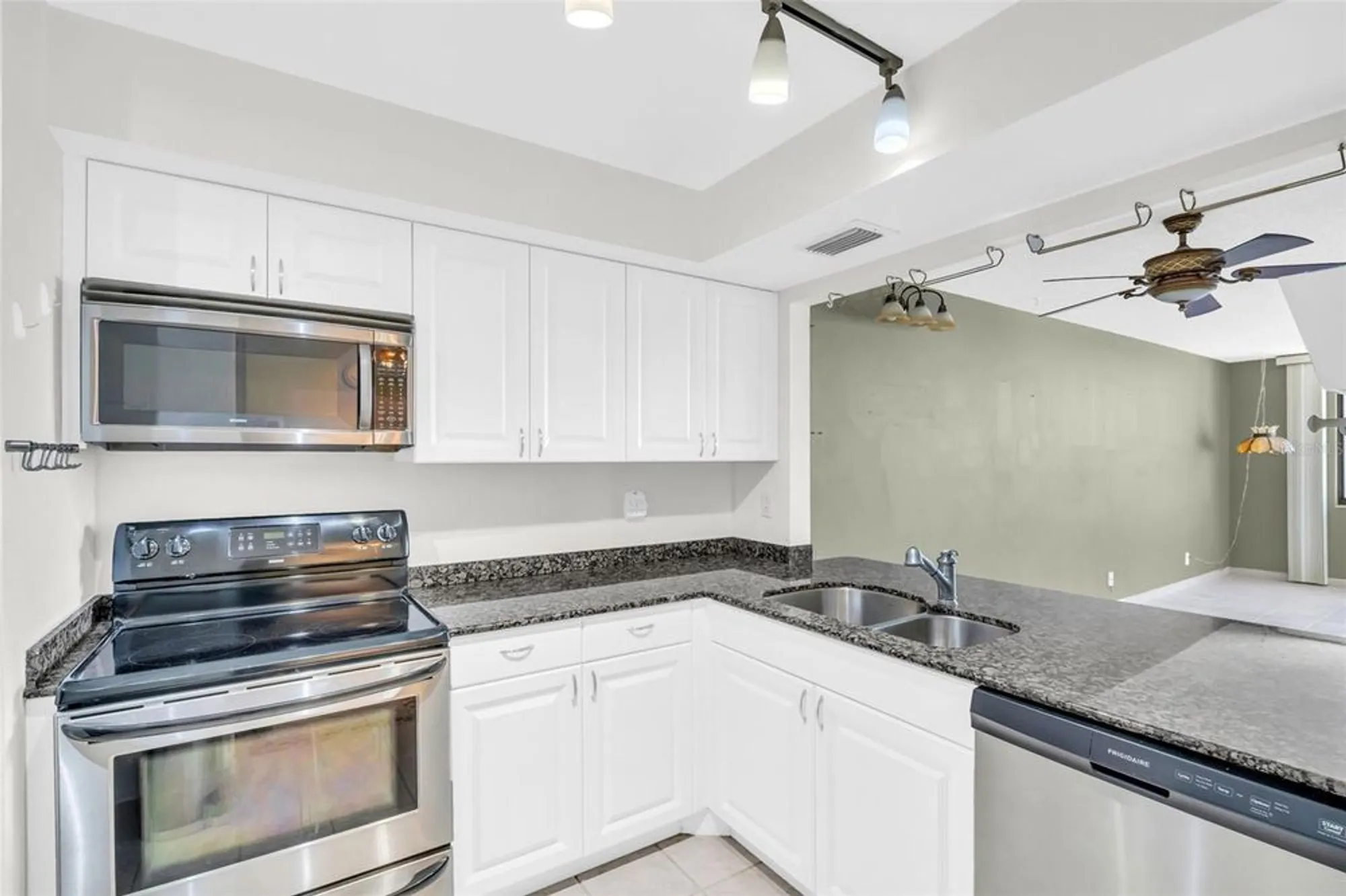 Property Slideshow image 6 of 49 | 6158 palma del mar blvd s apt 505, St Petersburg, FL, 33715