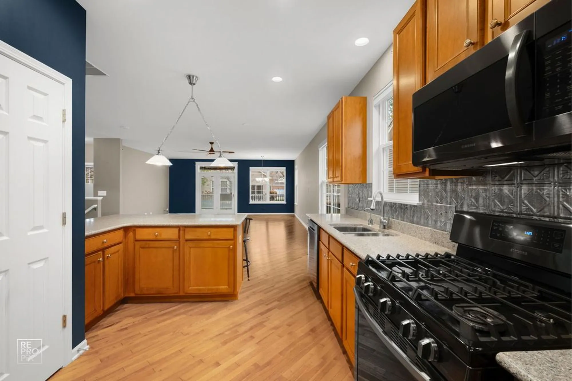 Property Slideshow image 7 of 25 | 1870 hampshire dr, Hoffman Estates, IL, 60192