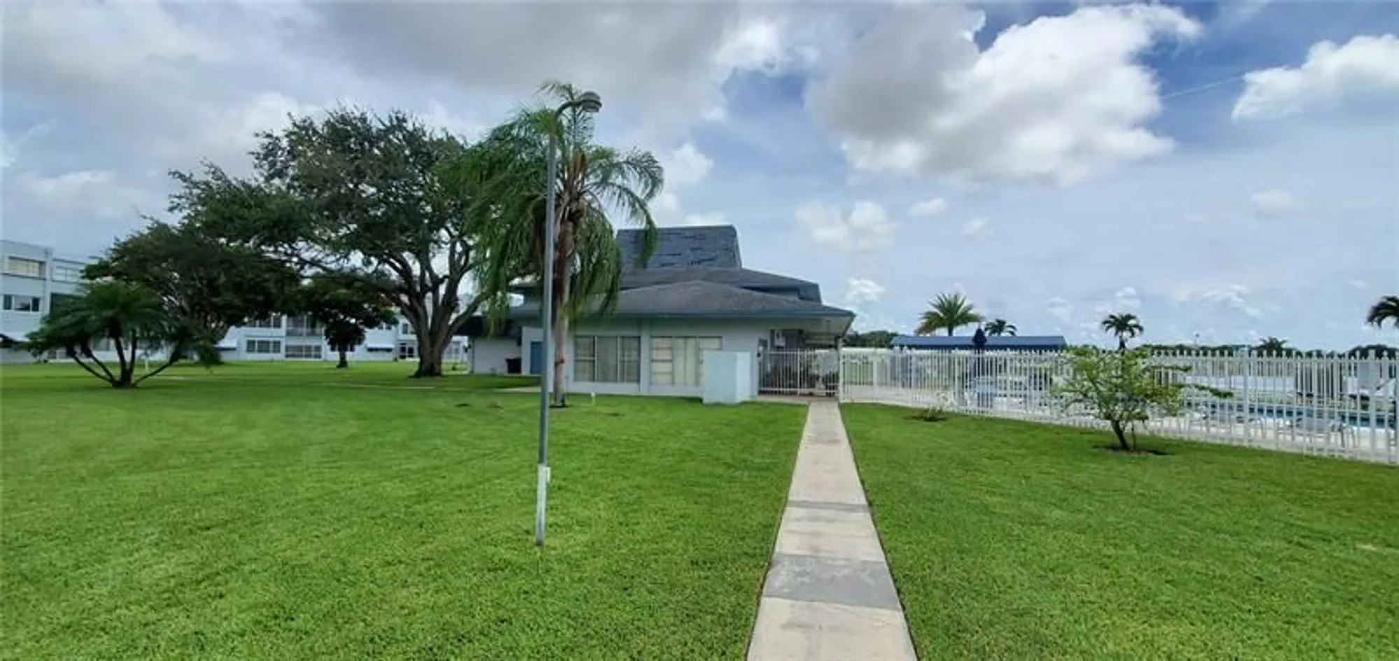 Property Slideshow image 21 of 49 | 2300 park ln 311, Hollywood, FL, 33021