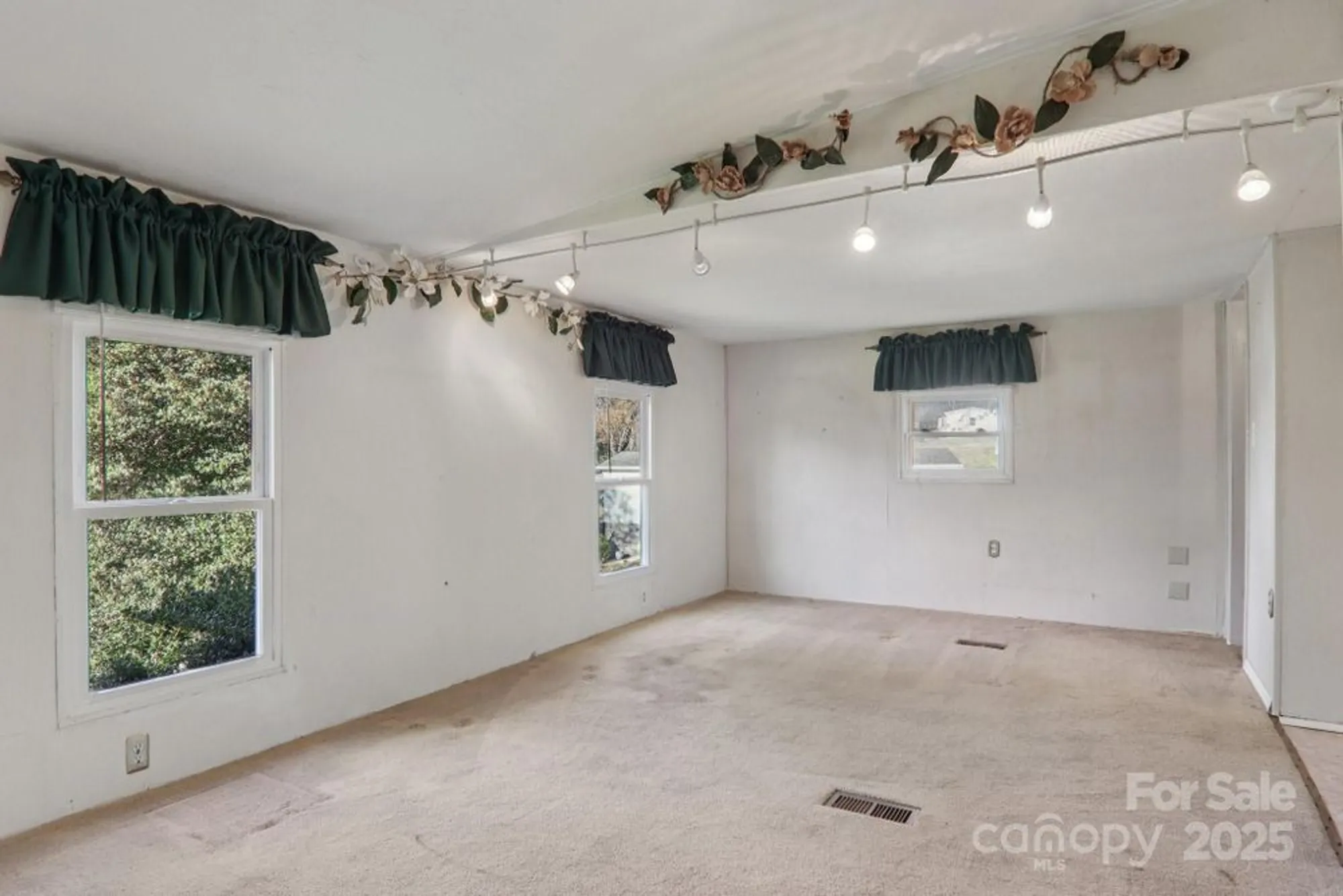 Property Slideshow image 21 of 44 | 201 cranbrook cir, Hendersonville, NC, 28792