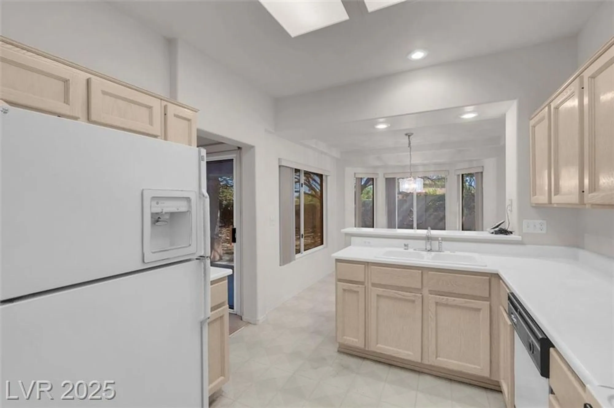 Property Slideshow image 19 of 38 | 10013 cresent creek dr, Las Vegas, NV, 89134