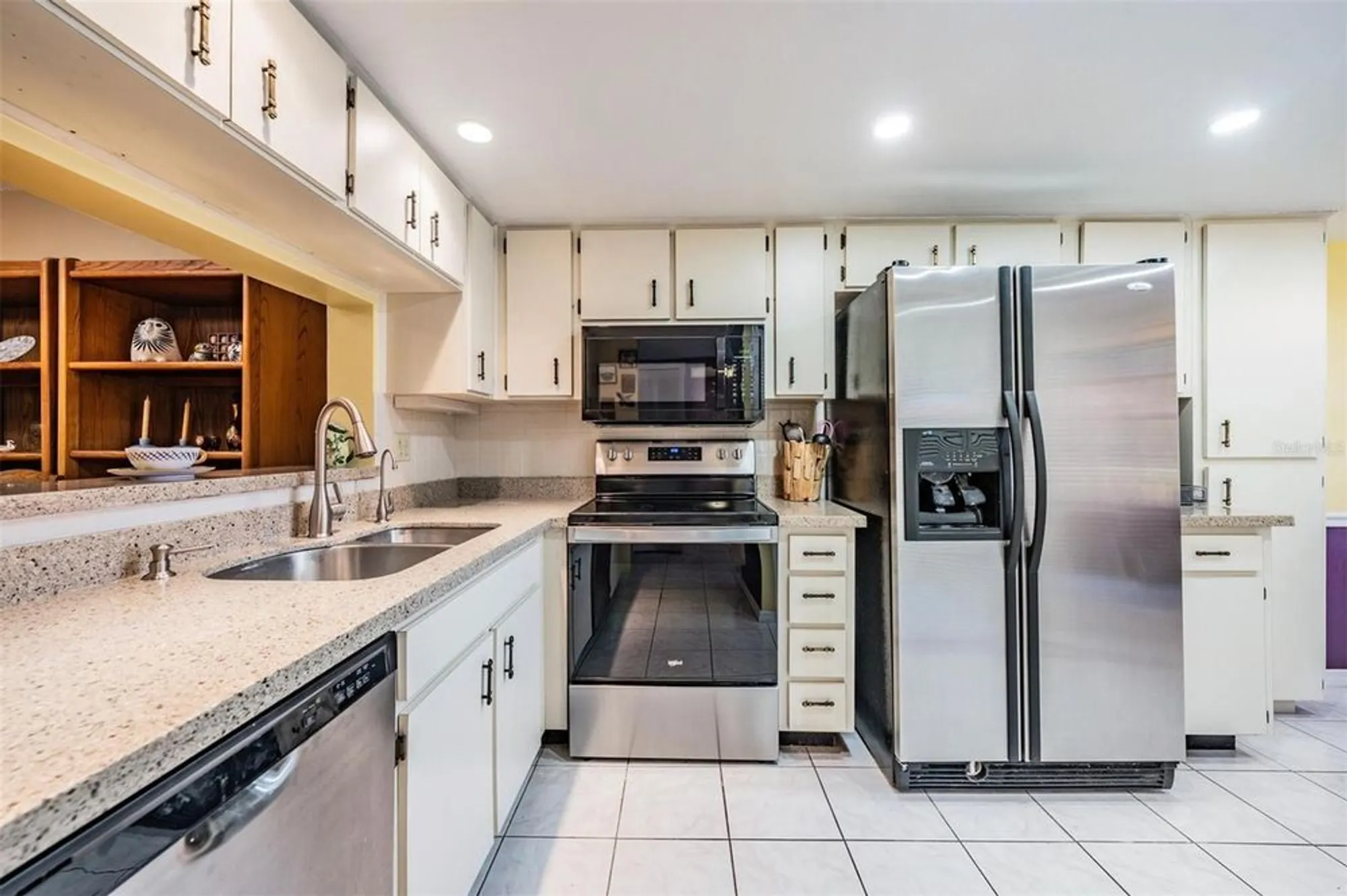 Property Slideshow image 5 of 35 | 2020 lakeview dr 102, Clearwater, FL, 33763