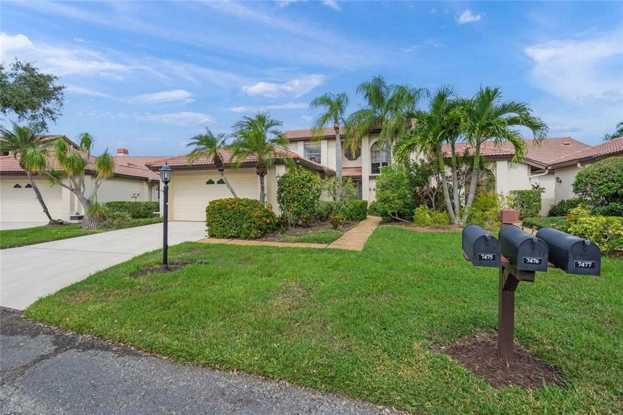 Property Slideshow image 2 of 43 | 7475 oak moss dr 20, Sarasota, FL, 34241