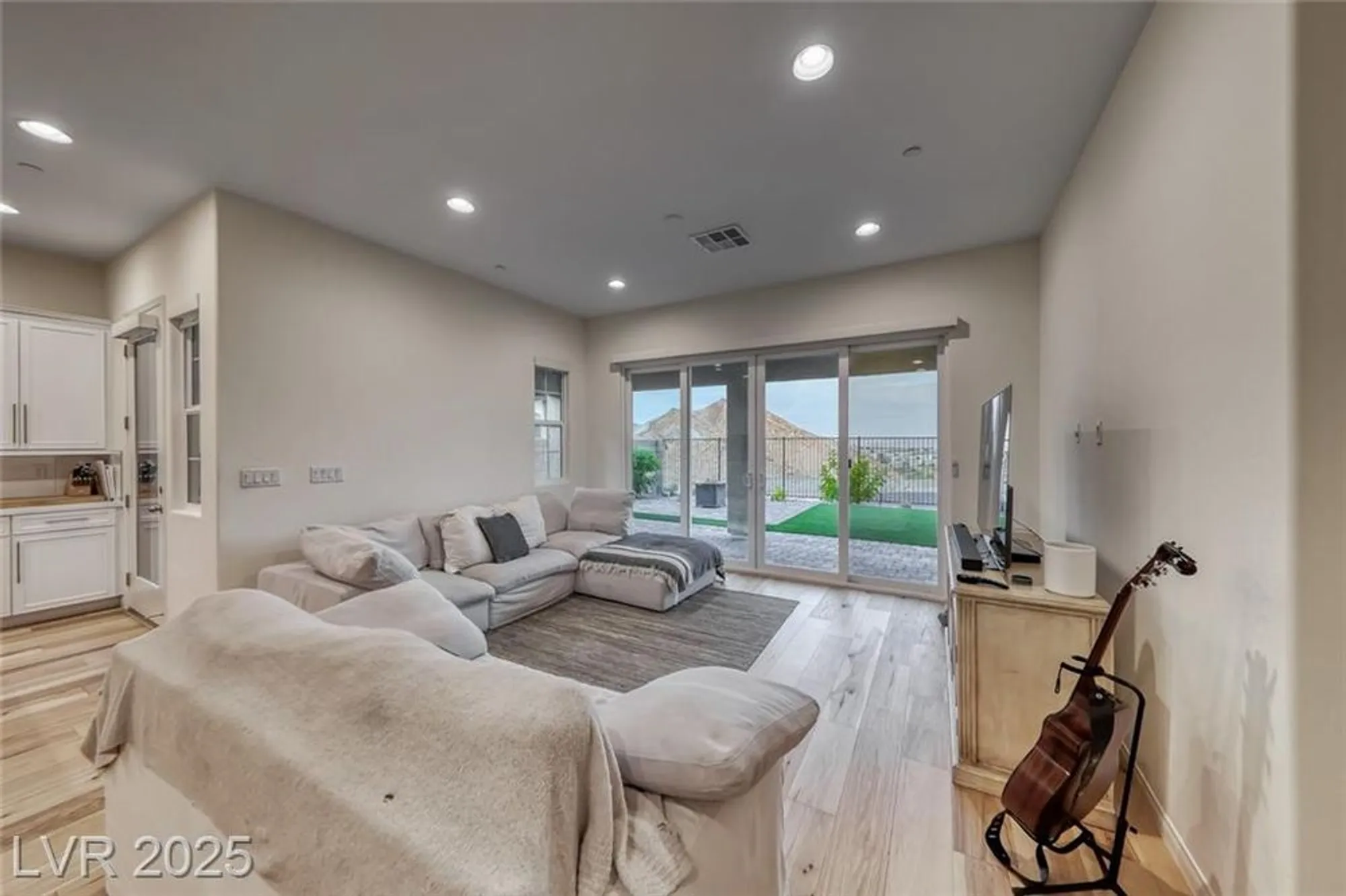 Property Slideshow image 16 of 78 | 32 tatahatso point st, Henderson, NV, 89011