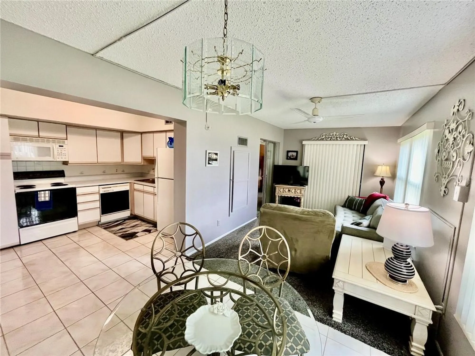 Property Slideshow image 10 of 41 | 2403 finlandia ln 57, Clearwater, FL, 33763