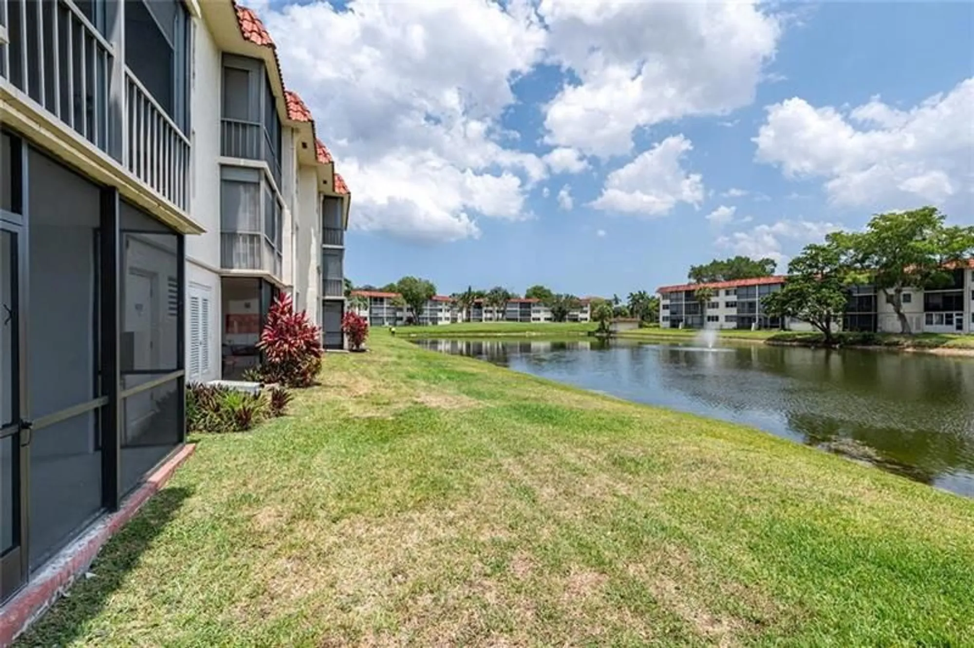 Property Slideshow image 16 of 28 | 361 s hollybrook dr 105, Pembroke Pines, FL, 33025
