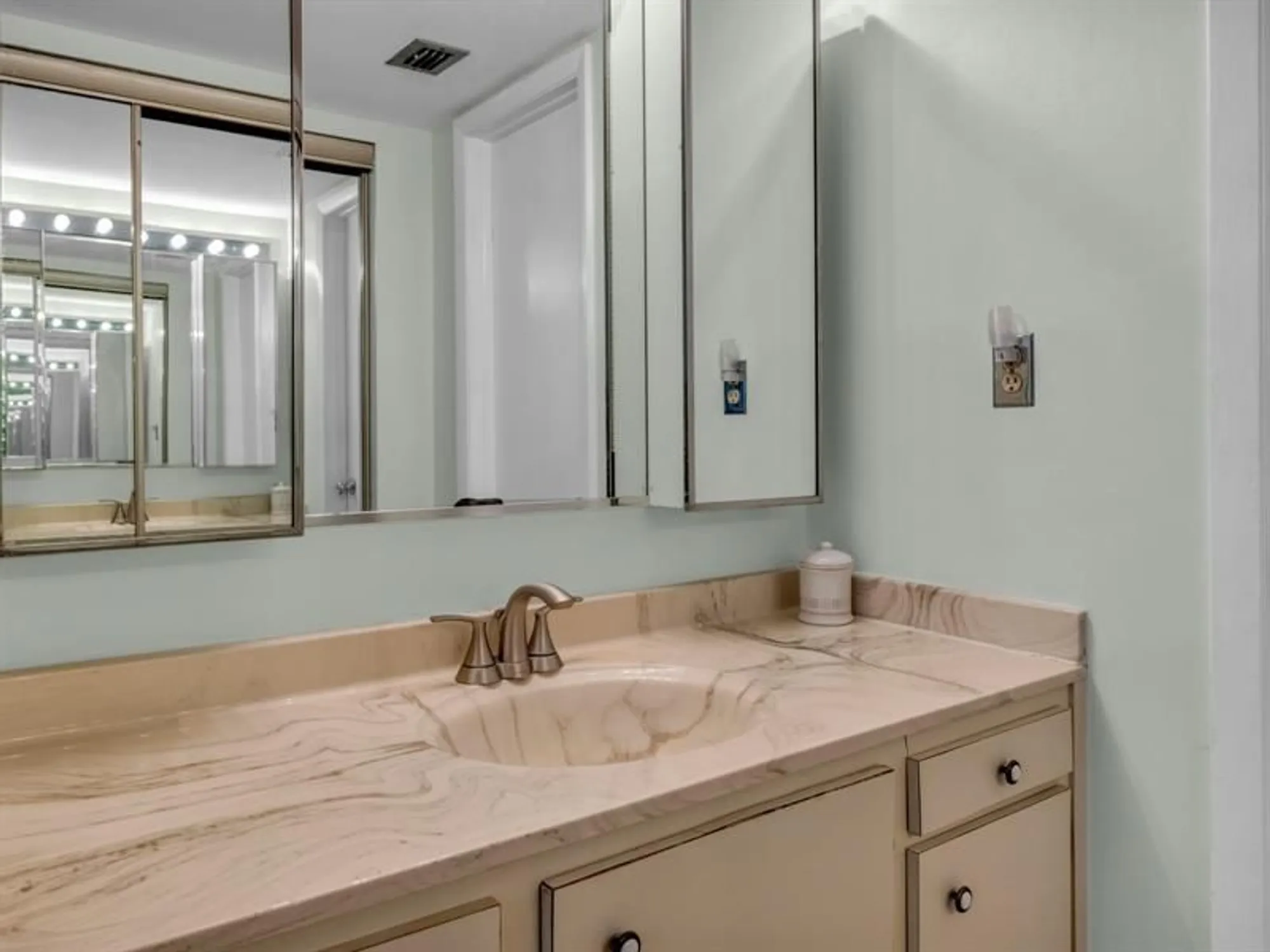 Property Slideshow image 30 of 51 | 1101 colony point cir 422, Pembroke Pines, FL, 33026