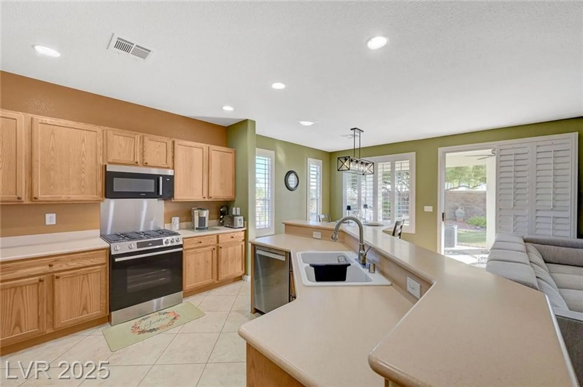 Property Slideshow image 8 of 72 | 4956 momenti st, Las Vegas, NV, 89135