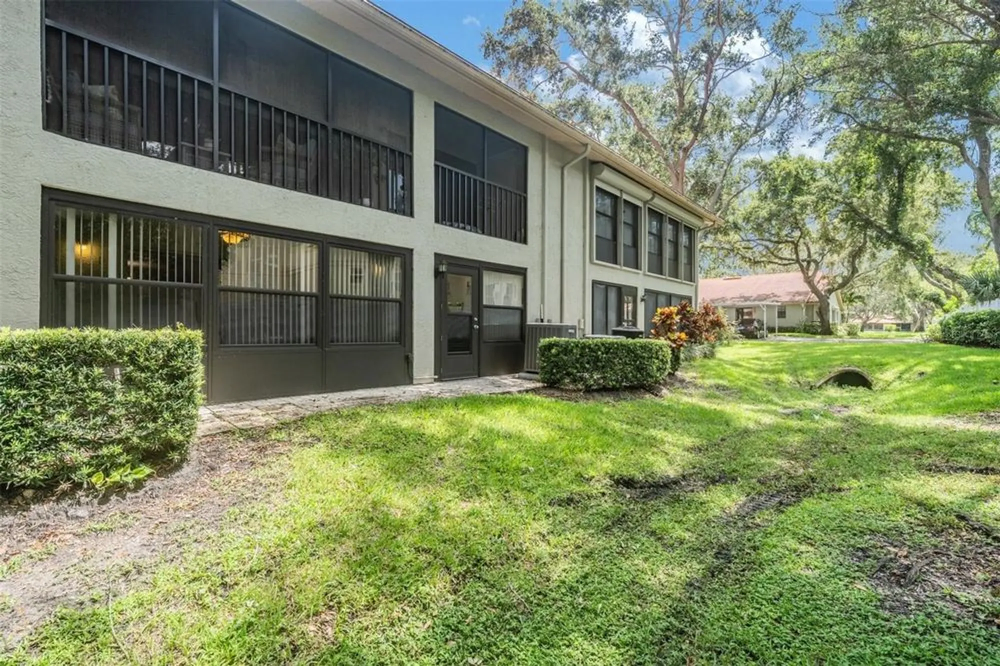 Property Slideshow image 30 of 35 | 2020 lakeview dr 102, Clearwater, FL, 33763