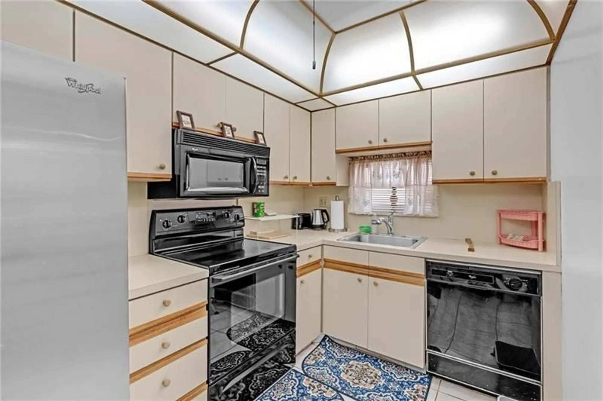 Property Slideshow image 5 of 31 | 9800 n hollybrook lake dr 202, Pembroke Pines, FL, 33025