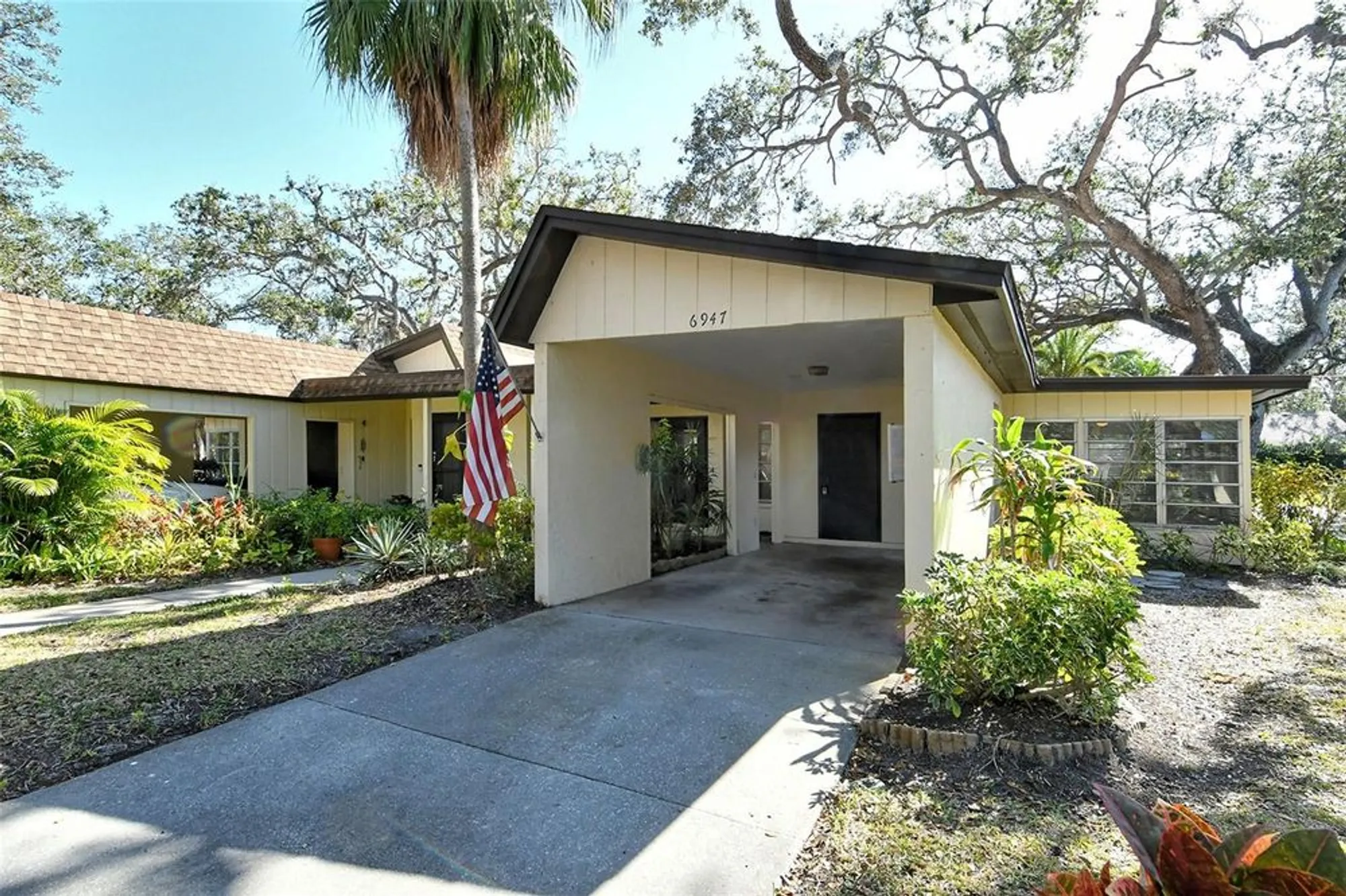 Property Slideshow image 5 of 37 | 6947 woodwind dr 77, Sarasota, FL, 34231