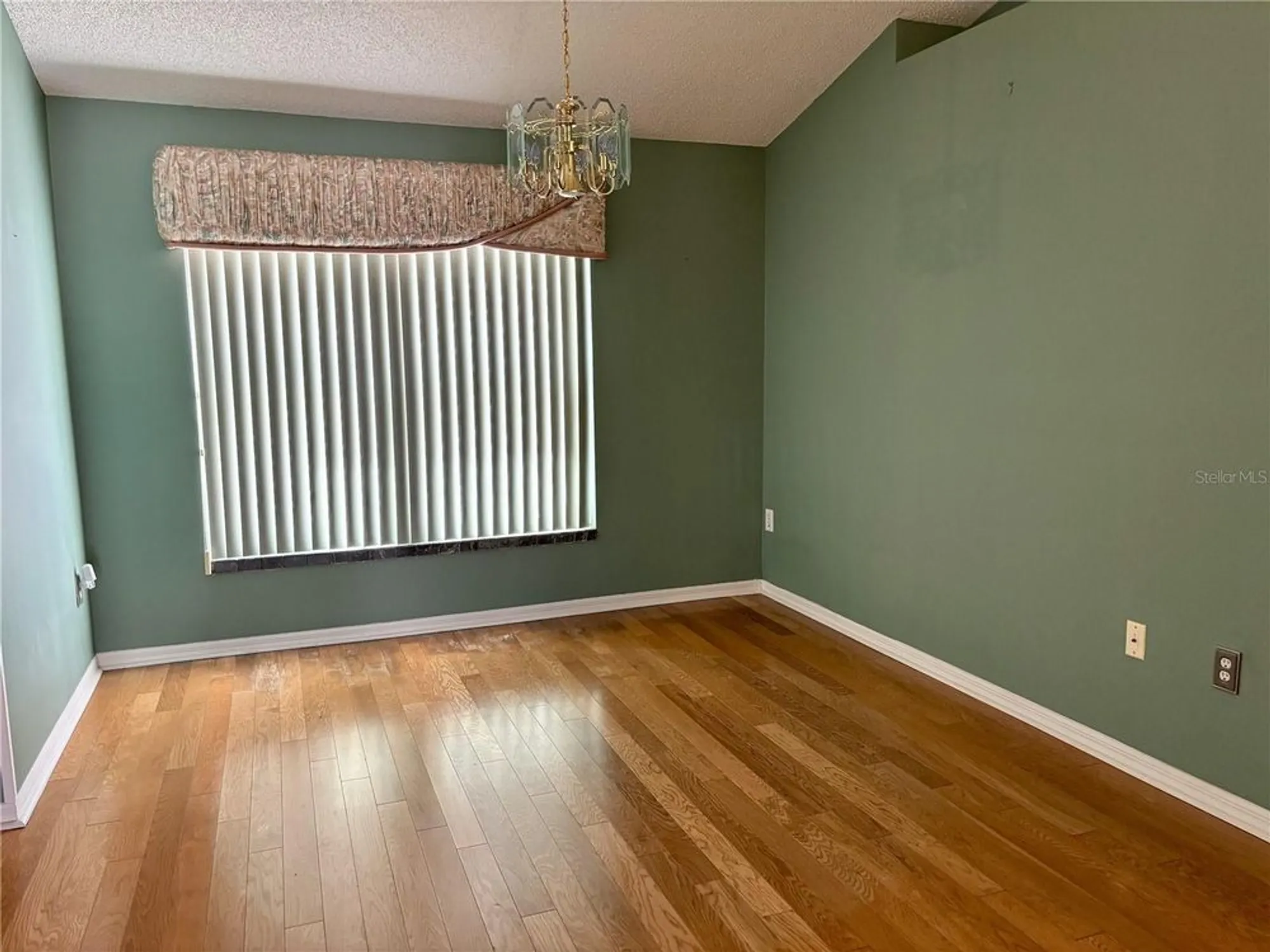 Property Slideshow image 15 of 47 | 301 caloosa palms ct, Sun City Center, FL, 33573