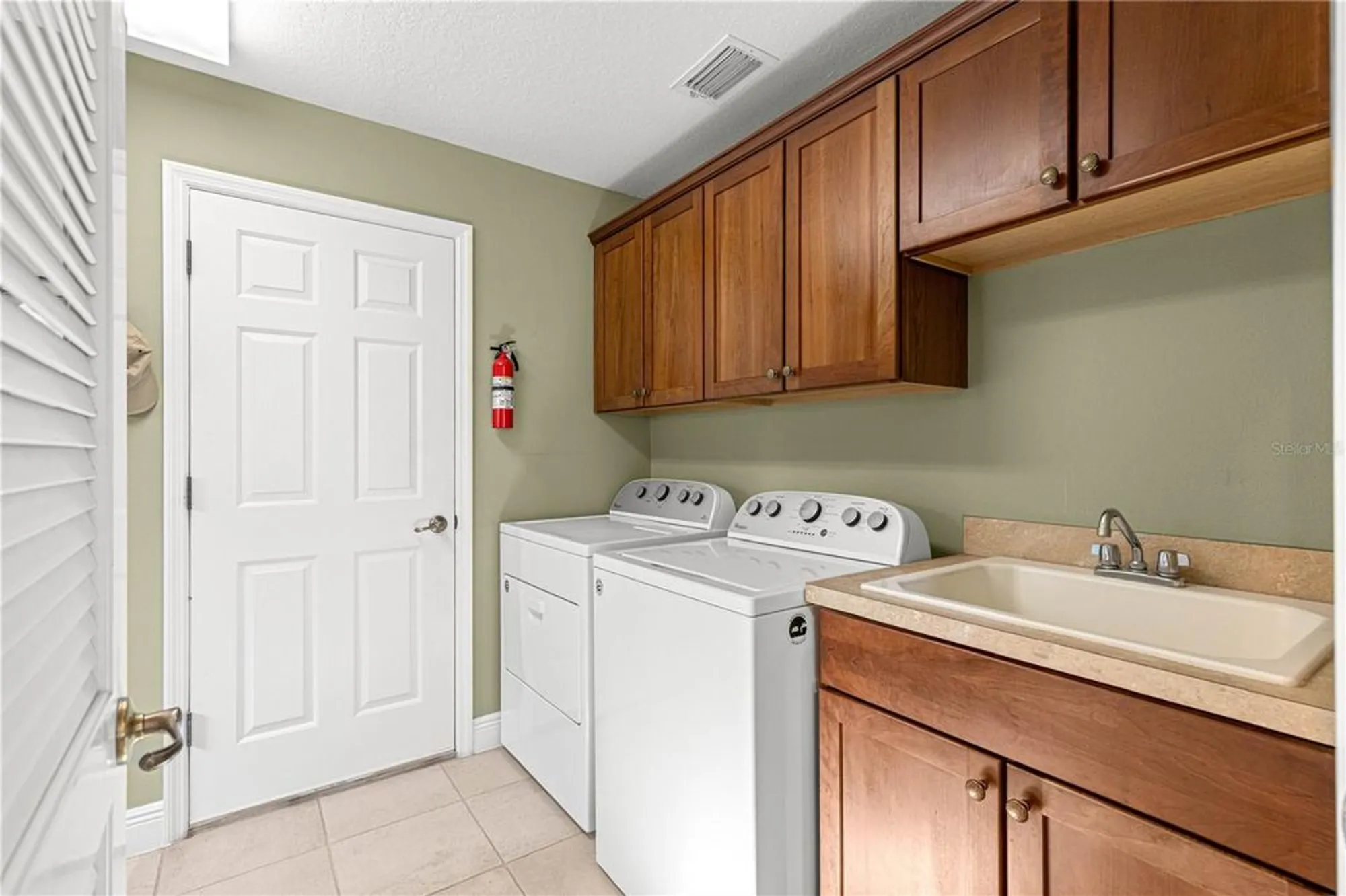 Property Slideshow image 21 of 51 | 949 isle of palms path, The Villages, FL, 32162