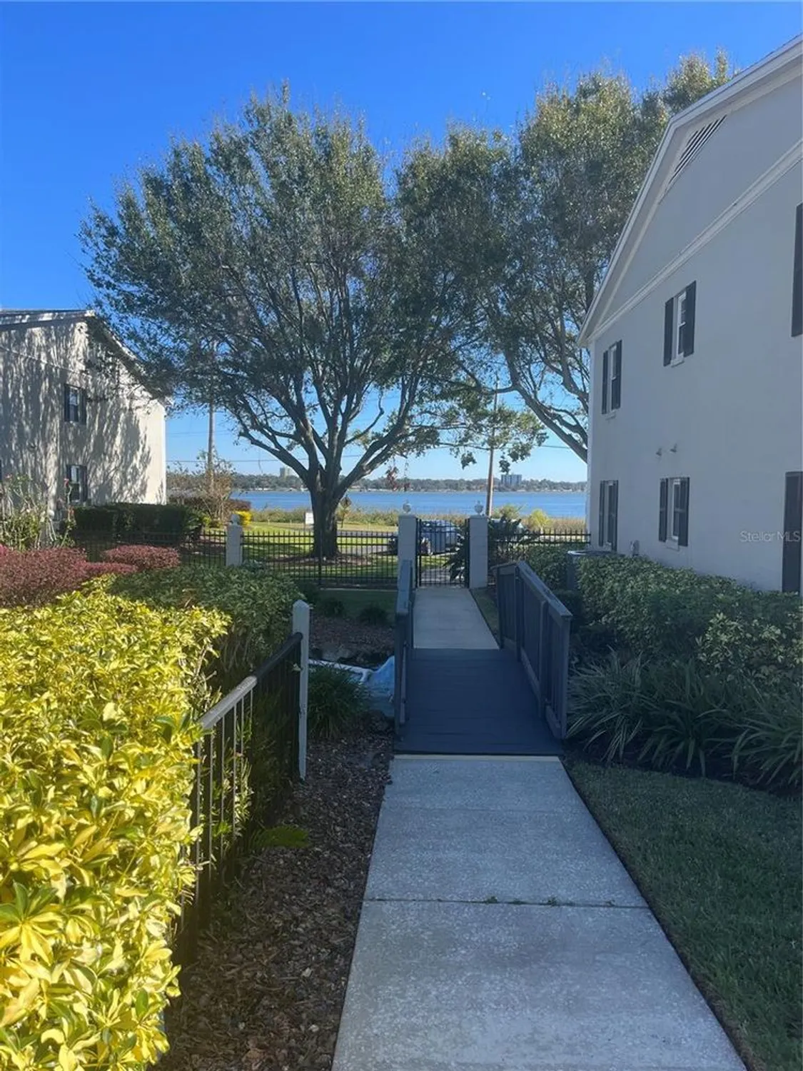 Property Slideshow image 3 of 10 | 689 lake howard dr 1e, Winter Haven, FL, 33880