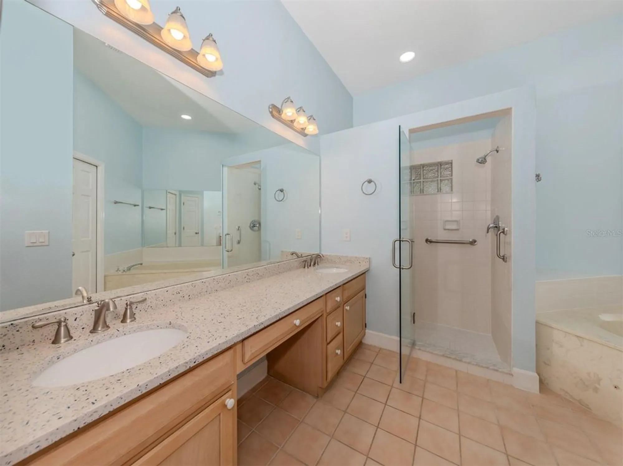 Property Slideshow image 9 of 65 | 424 cardiff rd 27, Venice, FL, 34293