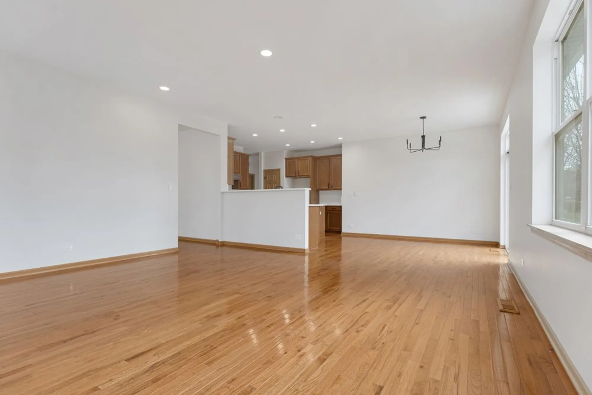 Property Slideshow image 9 of 33 | 786 bohannon cir, Oswego, IL, 60543