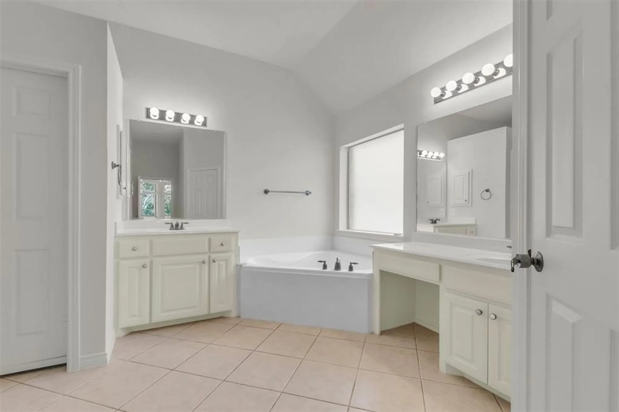 Property Slideshow image 11 of 29 | 654 scenic ranch cir, Fairview, TX, 75069