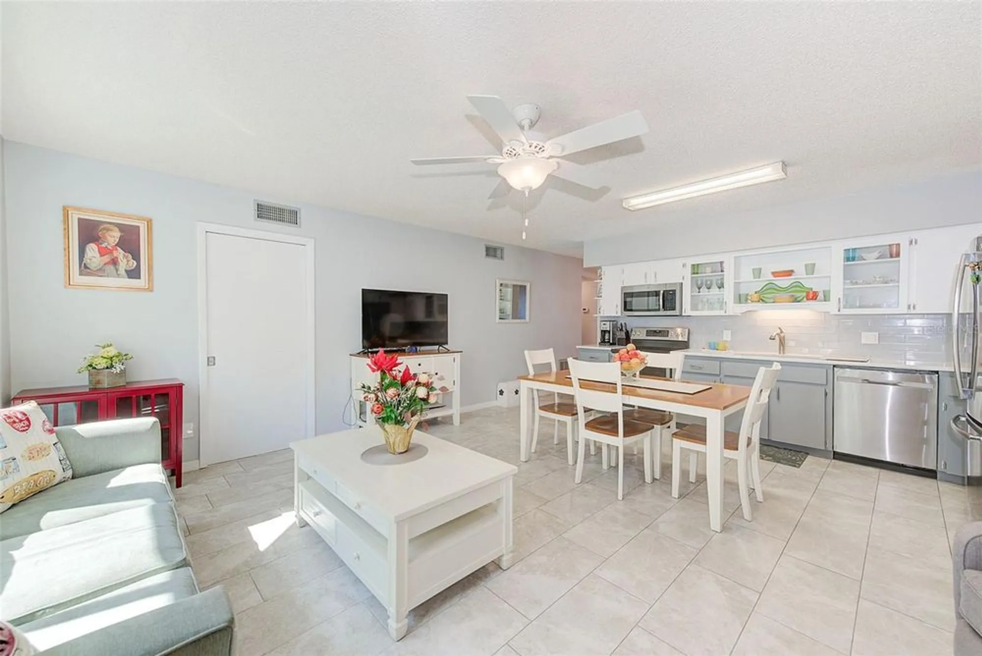 Property Slideshow image 16 of 43 | 2229 americus blvd 25, Clearwater, FL, 33763