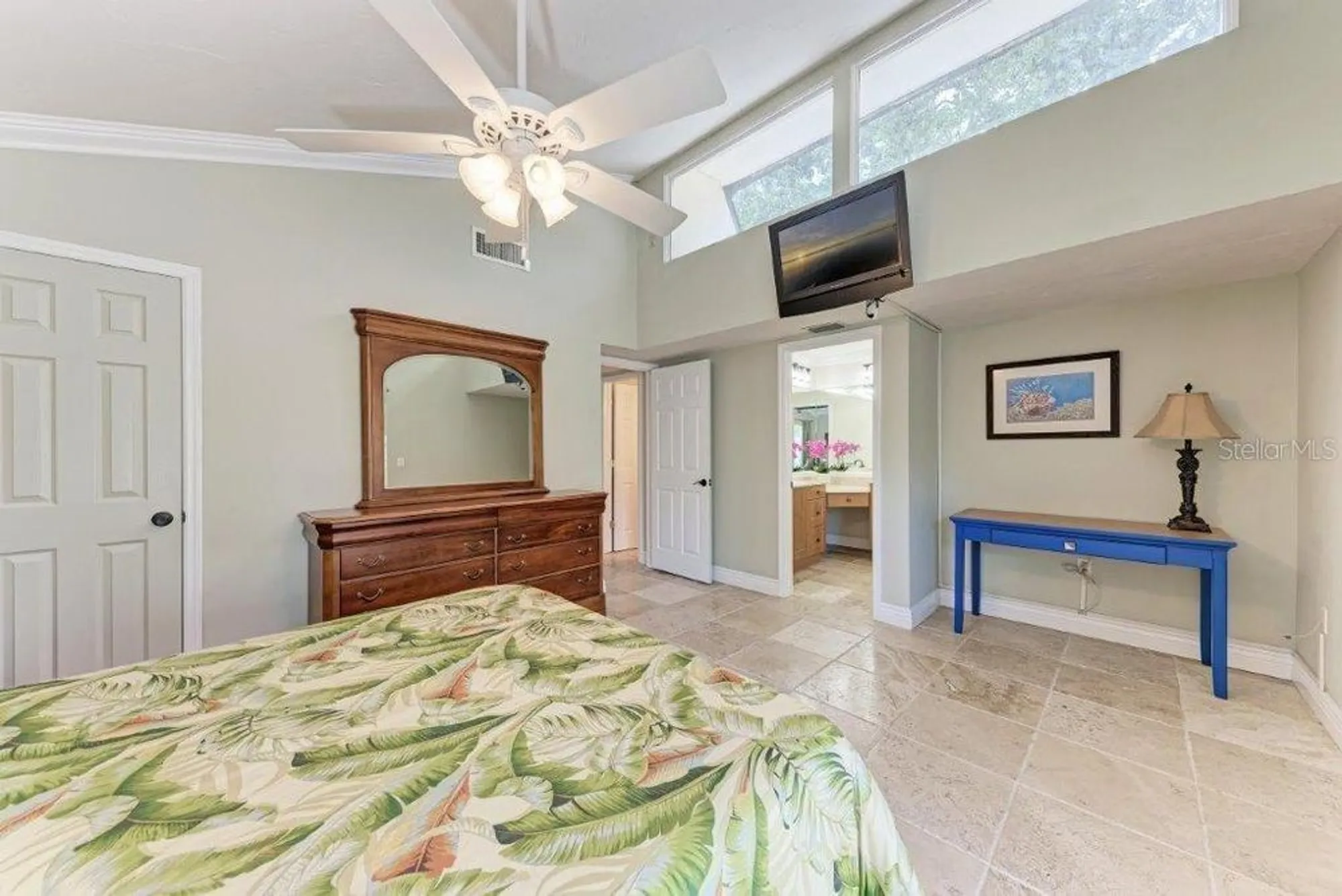 Property Slideshow image 13 of 31 | 2237 circlewood dr 18, Sarasota, FL, 34231