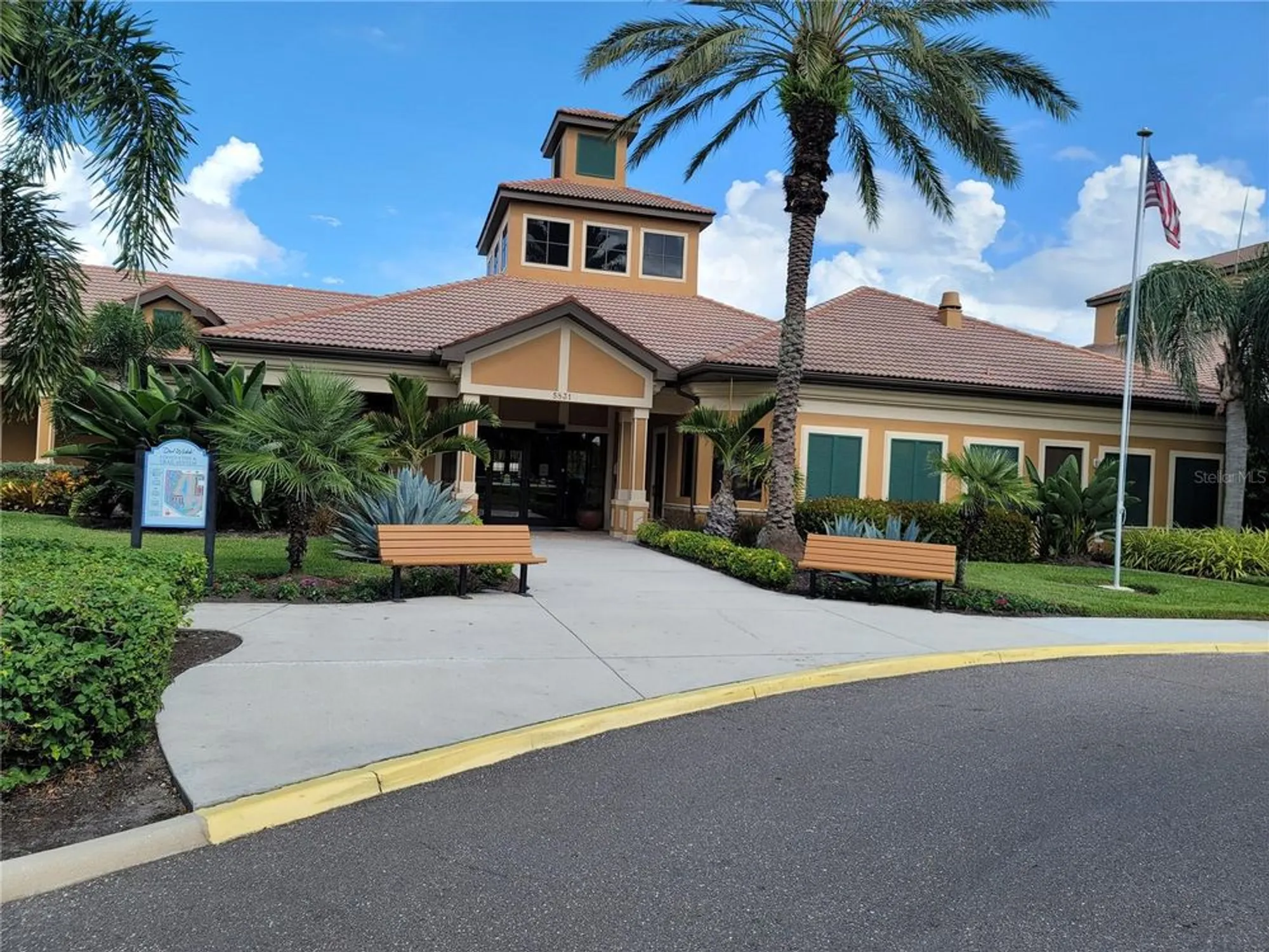 Property Slideshow image 38 of 100 | 303 bluewater falls ct, Apollo Beach, FL, 33572