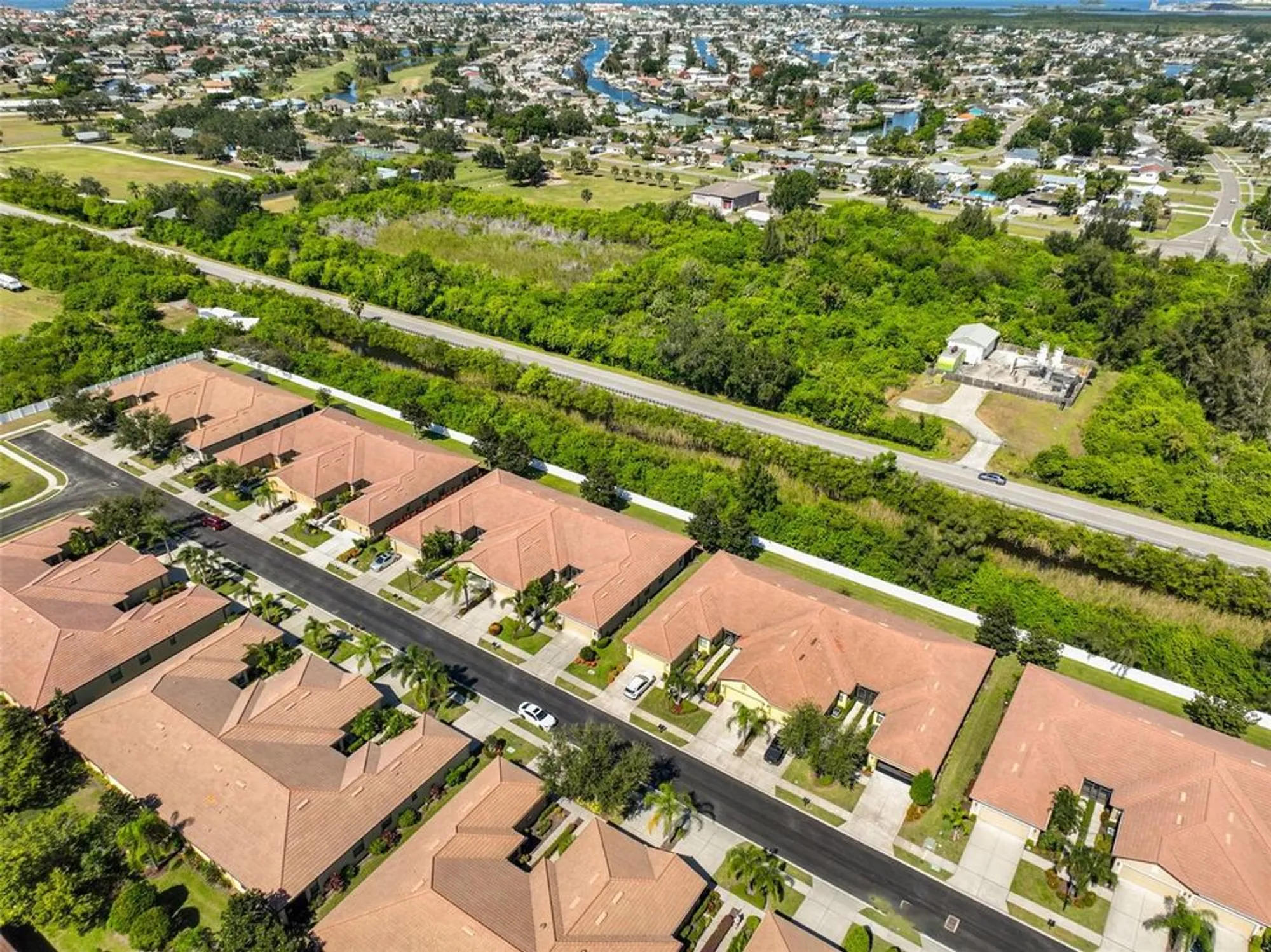 Property Slideshow image 41 of 70 | 329 bluewater falls ct, Apollo Beach, FL, 33572