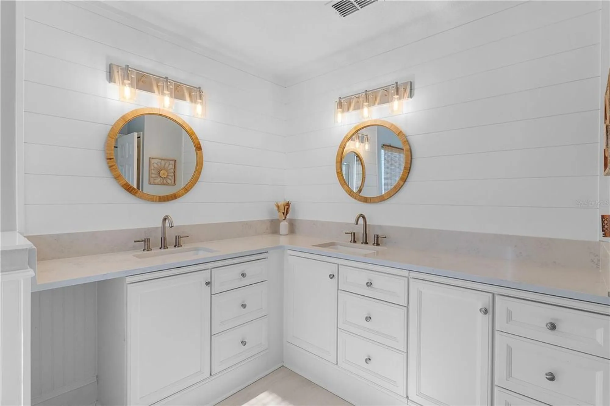 Property Slideshow image 38 of 86 | 5252 grove mnr, Lady Lake, FL, 32159