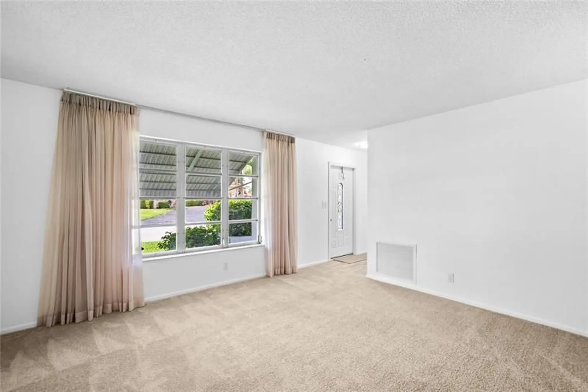 Property Slideshow image 3 of 34 | 4524 nw 43rd ave, Tamarac, FL, 33319