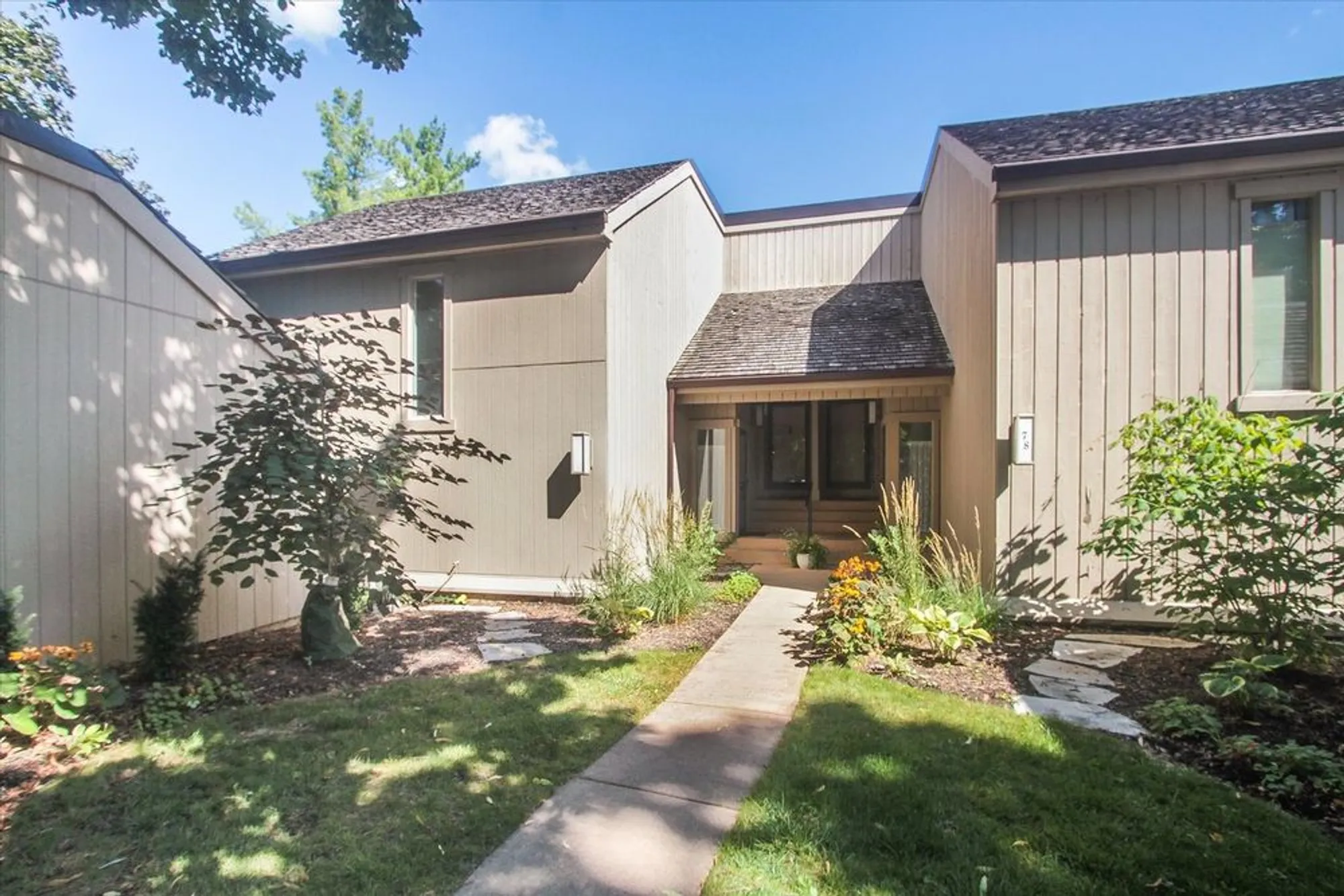 Property Slideshow image 2 of 32 | 78a foxwood ln # m169, Lake Barrington, IL, 60010