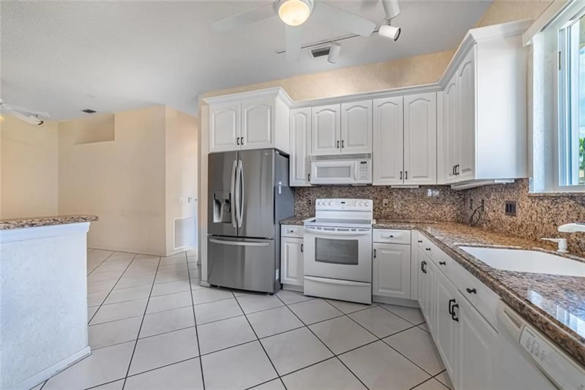 Property Slideshow image 8 of 39 | 10152 lombardy dr # 10152, Tamarac, FL, 33321