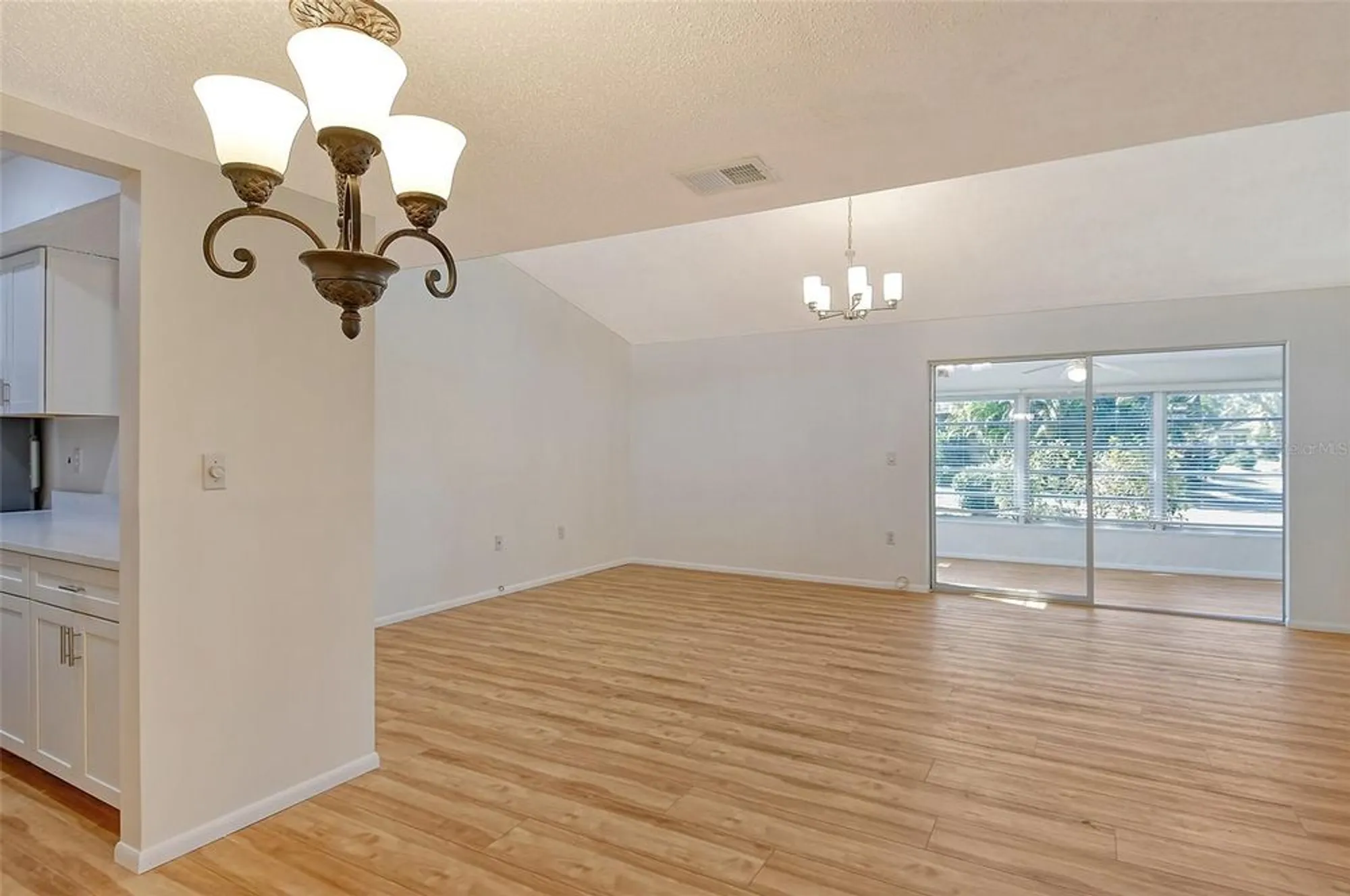 Property Slideshow image 13 of 37 | 6947 woodwind dr 77, Sarasota, FL, 34231