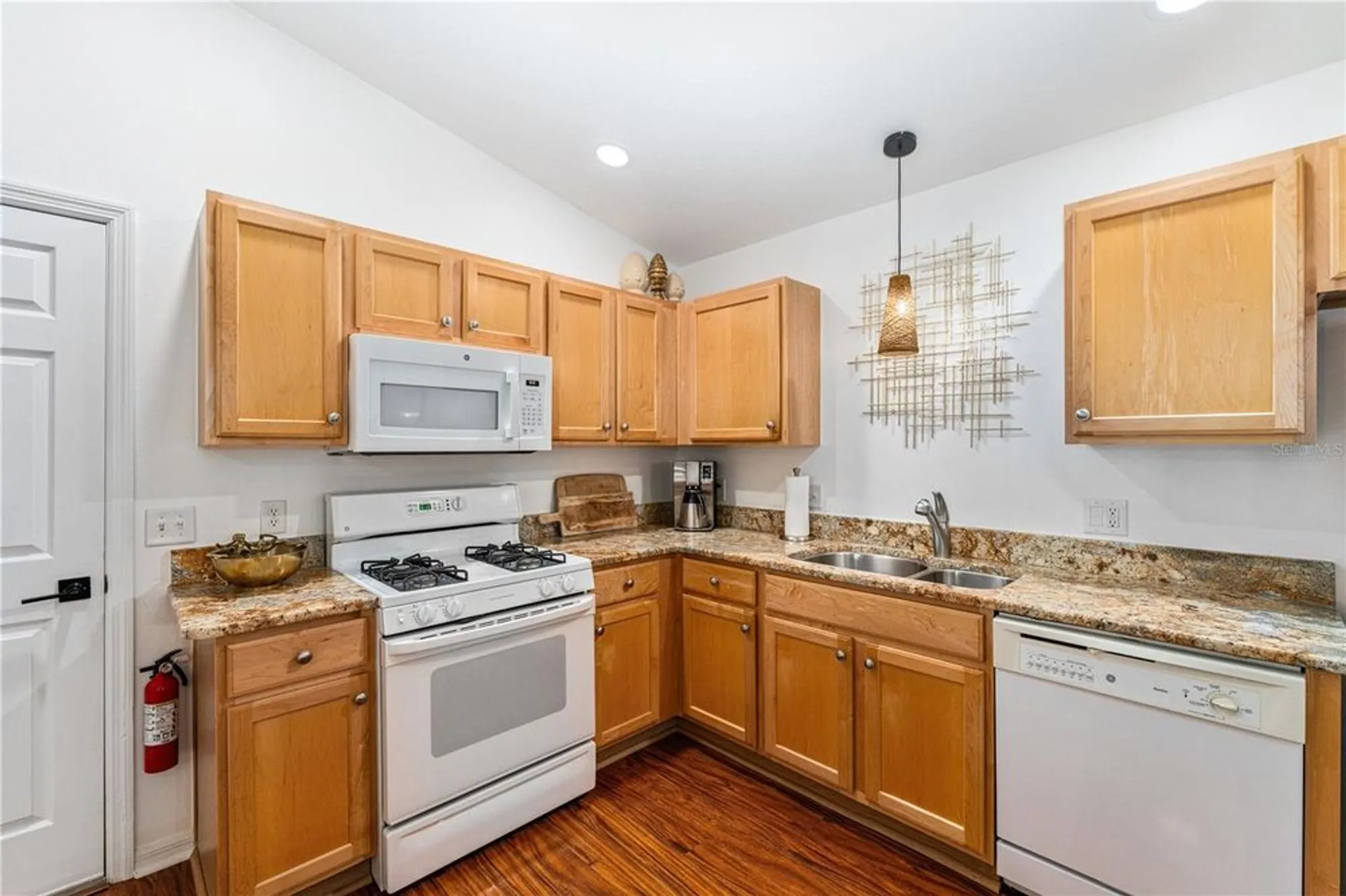 Property Slideshow image 11 of 32 | 987 candler pl, The Villages, FL, 32162