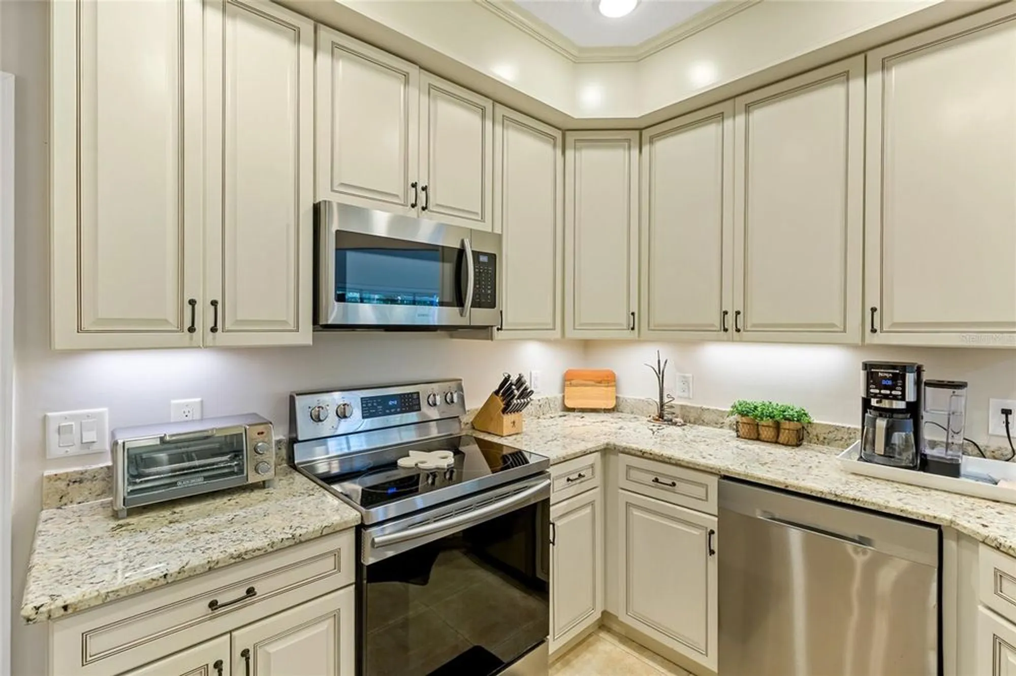 Property Slideshow image 11 of 32 | 7164 cedar hollow cir, Bradenton, FL, 34203