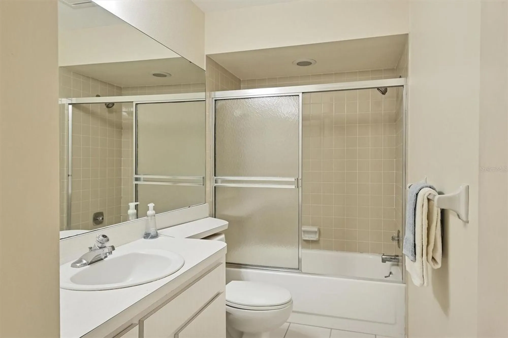 Property Slideshow image 20 of 27 | 4223 oakhurst cir 3025, Sarasota, FL, 34233