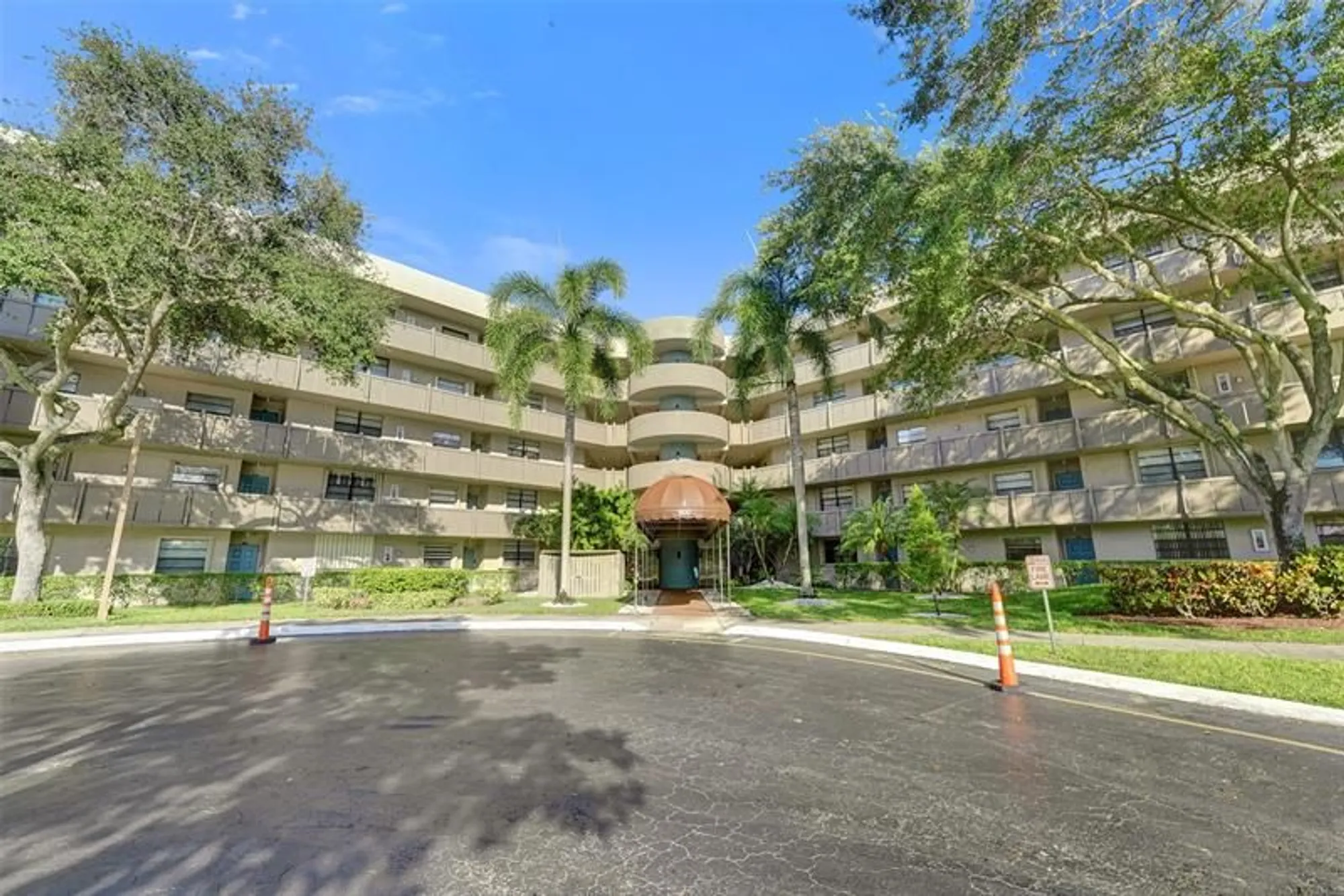 Property Slideshow image 17 of 29 | 900 colony point cir apt 221, Pembroke Pines, FL, 33026