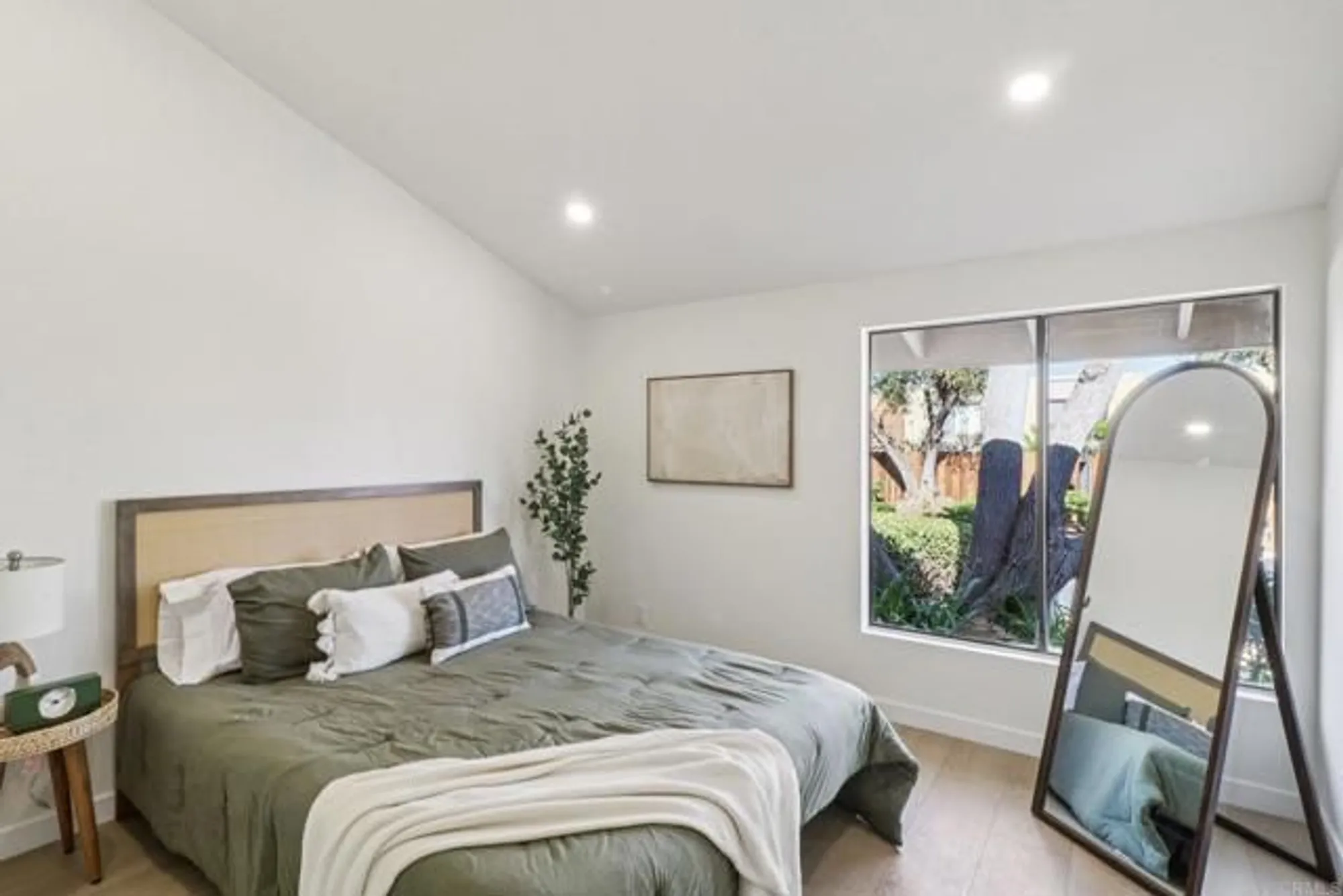 Property Slideshow image 19 of 36 | 737 nob cir, Vista, CA, 92084