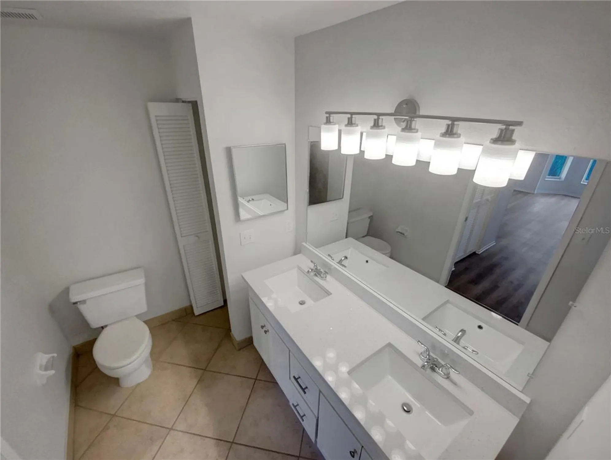 Property Slideshow image 17 of 20 | 6904 drewrys blf 810, Bradenton, FL, 34203