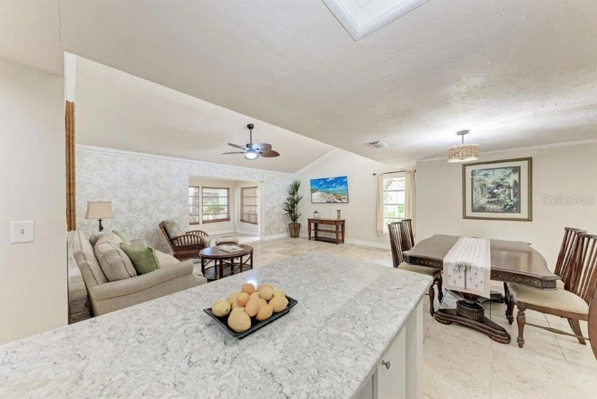Property Slideshow image 10 of 31 | 2237 circlewood dr 18, Sarasota, FL, 34231