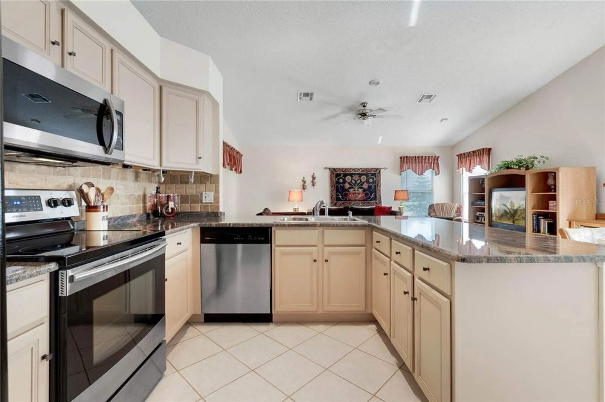 Property Slideshow image 16 of 59 | 25274 lost oak cir, Leesburg, FL, 34748