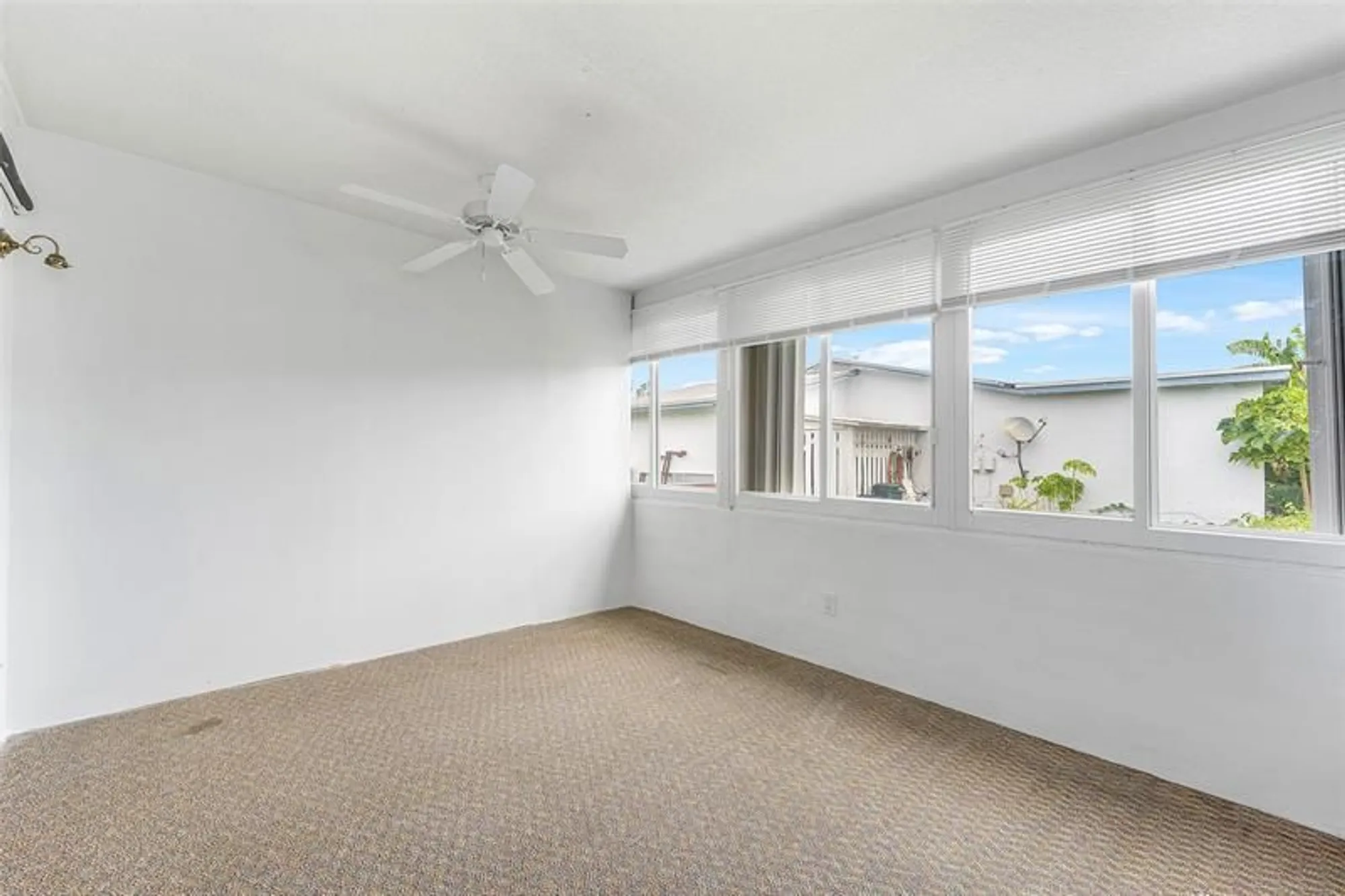 Property Slideshow image 23 of 34 | 4706 nw 43rd ter, Tamarac, FL, 33319