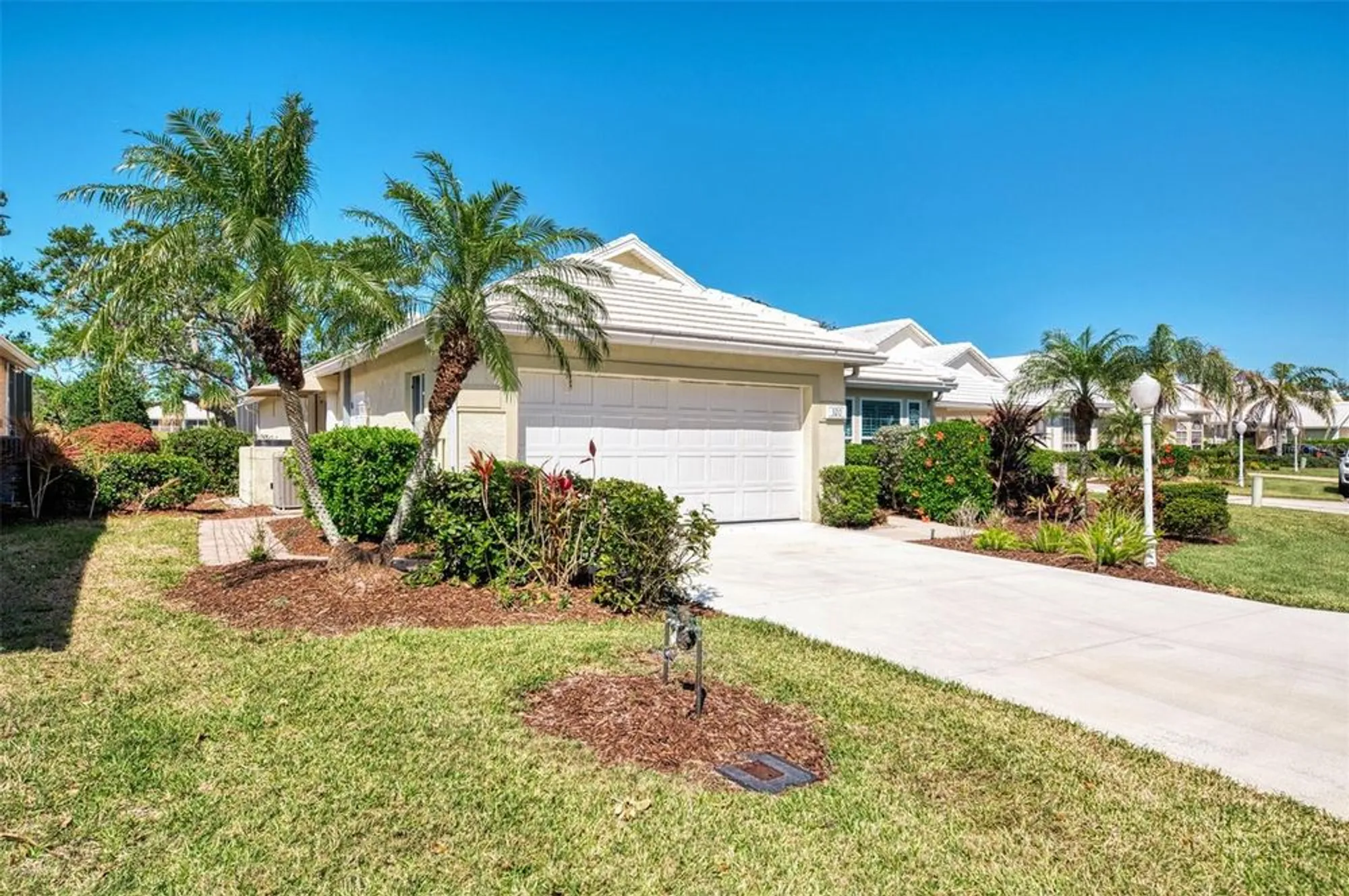 Property Slideshow image 2 of 55 | 320 bermuda ct 10, Venice, FL, 34293
