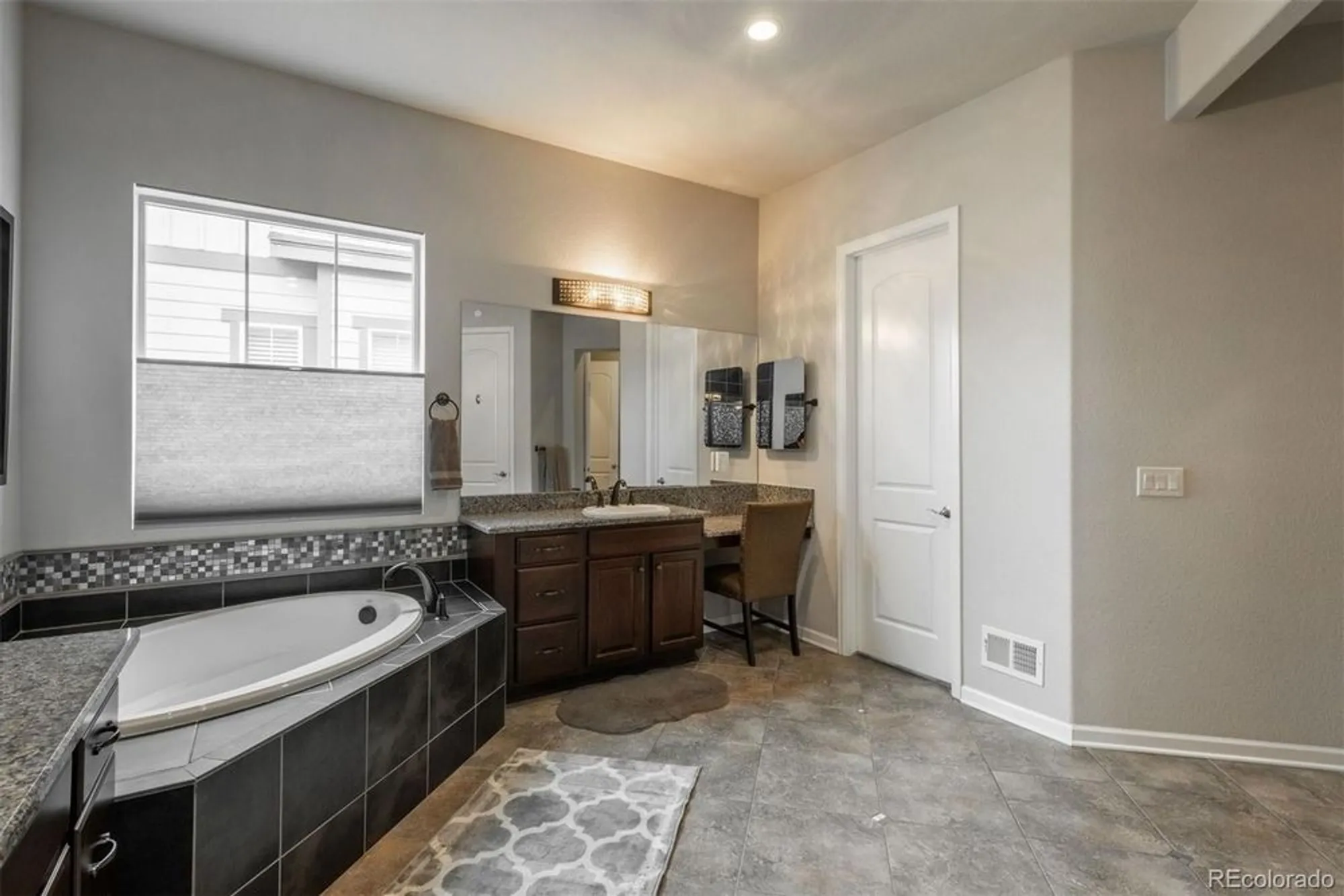 Property Slideshow image 19 of 33 | 23130 e del norte cir, Aurora, CO, 80016