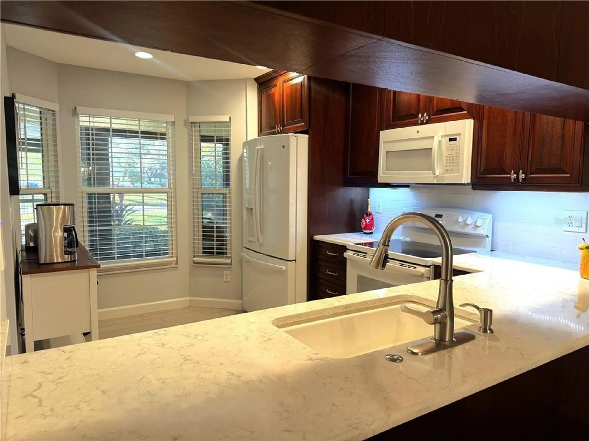 Property Slideshow image 8 of 18 | 1109 madeira dr, Palm Harbor, FL, 34684