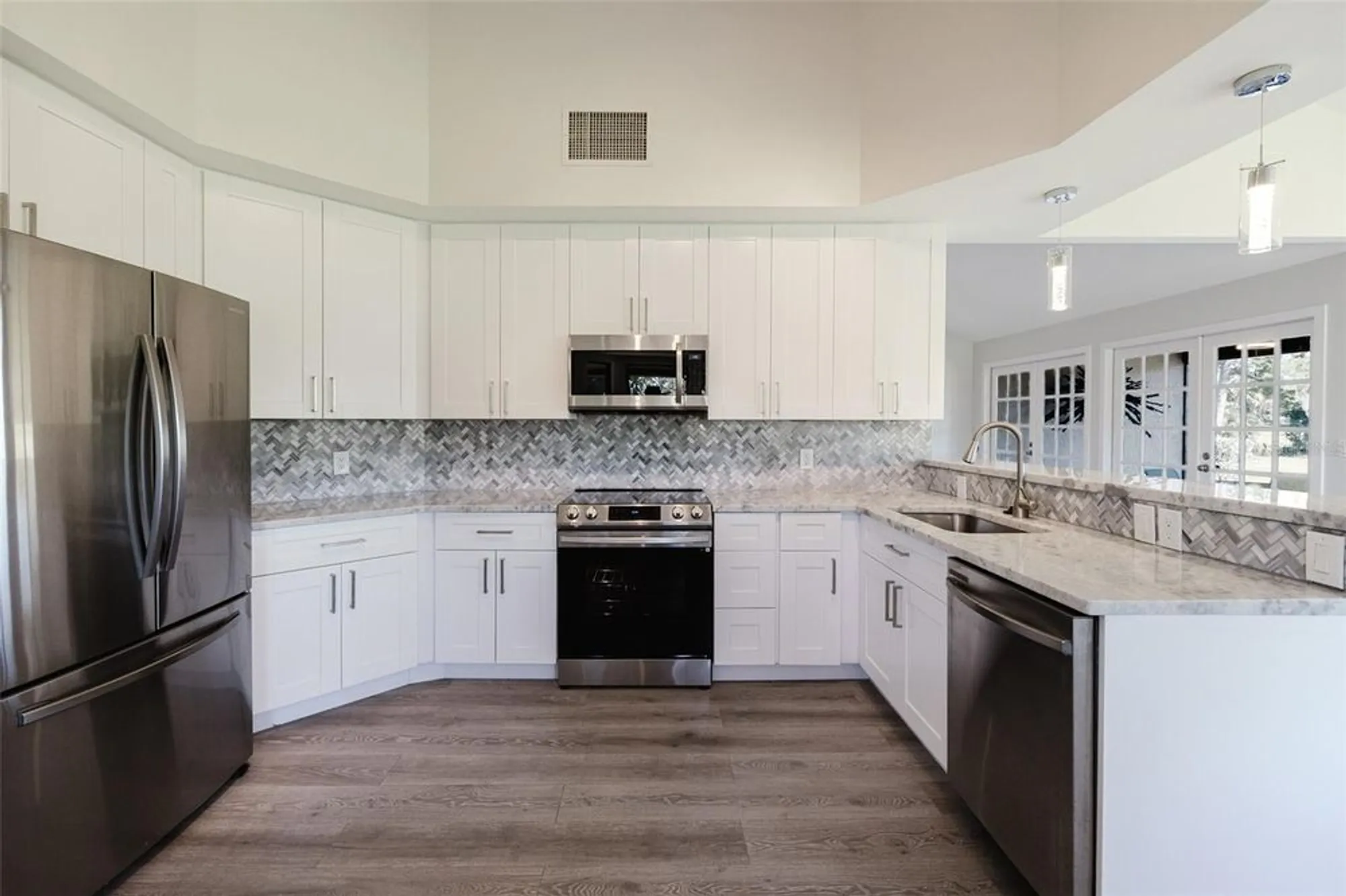 Property Slideshow image 18 of 53 | 5604 doral dr, Sarasota, FL, 34243