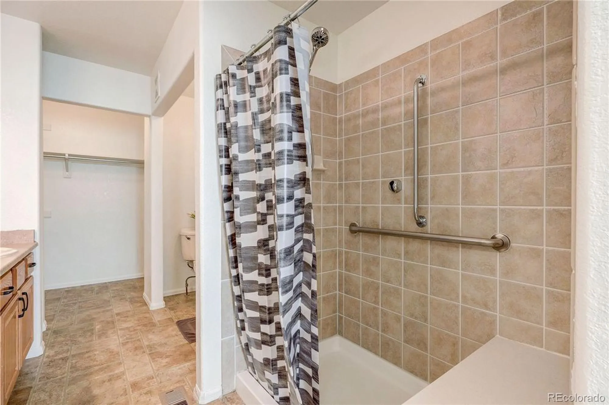 Property Slideshow image 22 of 45 | 22460 e heritage pkwy, Aurora, CO, 80016