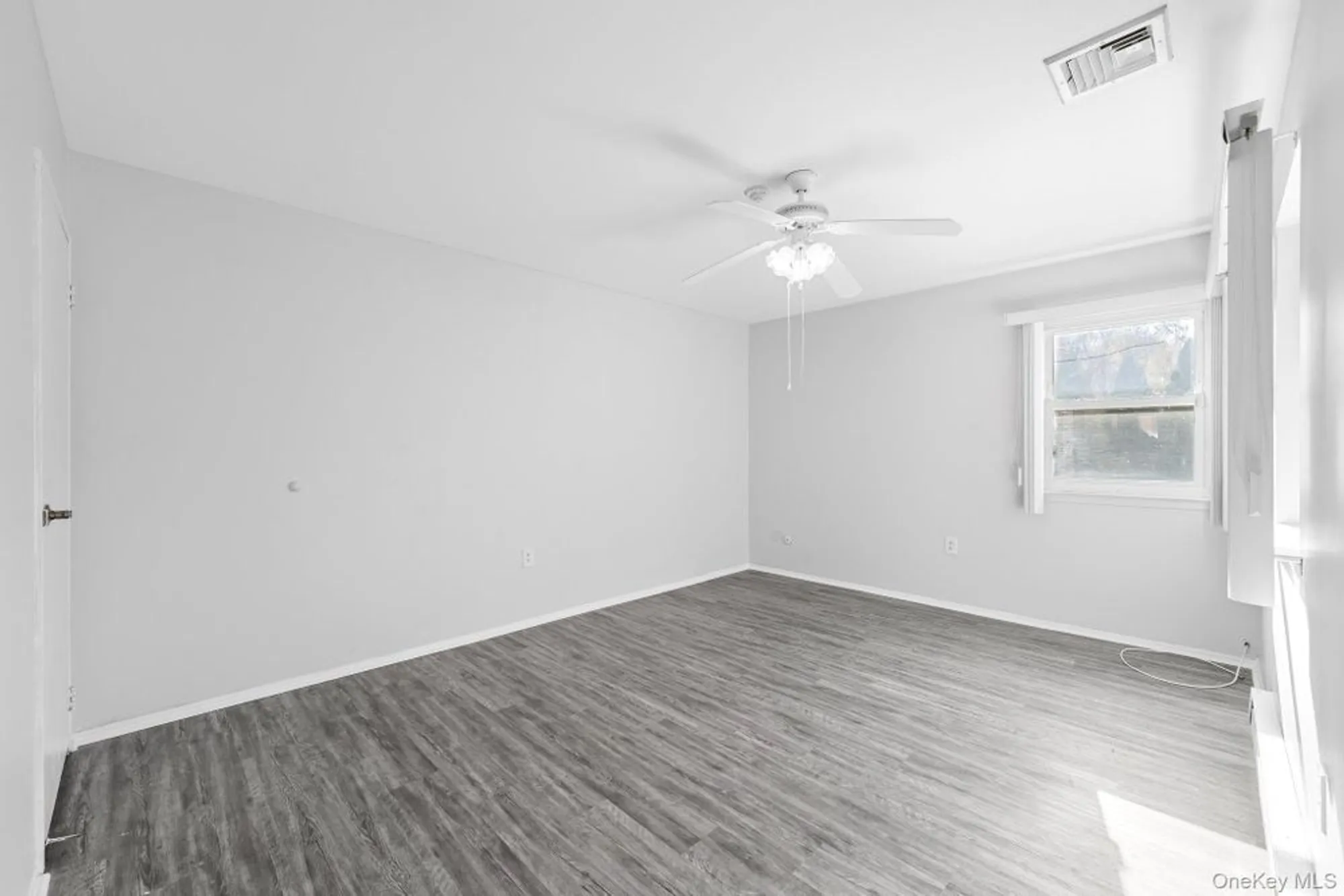 Property Slideshow image 12 of 16 | 49 freedom ln, Coram, NY, 11727