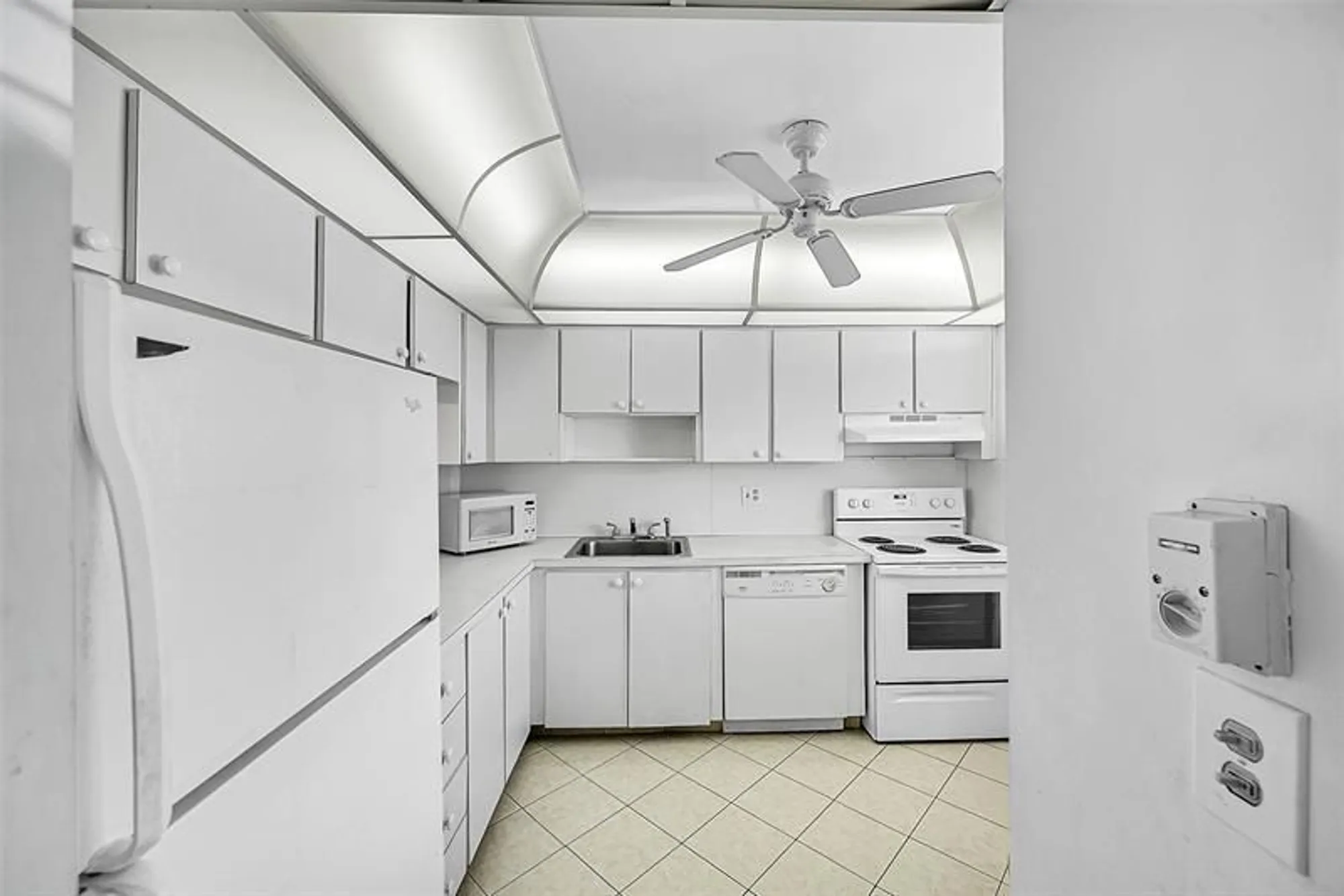 Property Slideshow image 10 of 28 | 6800 royal palm blvd apt 102, Margate, FL, 33063