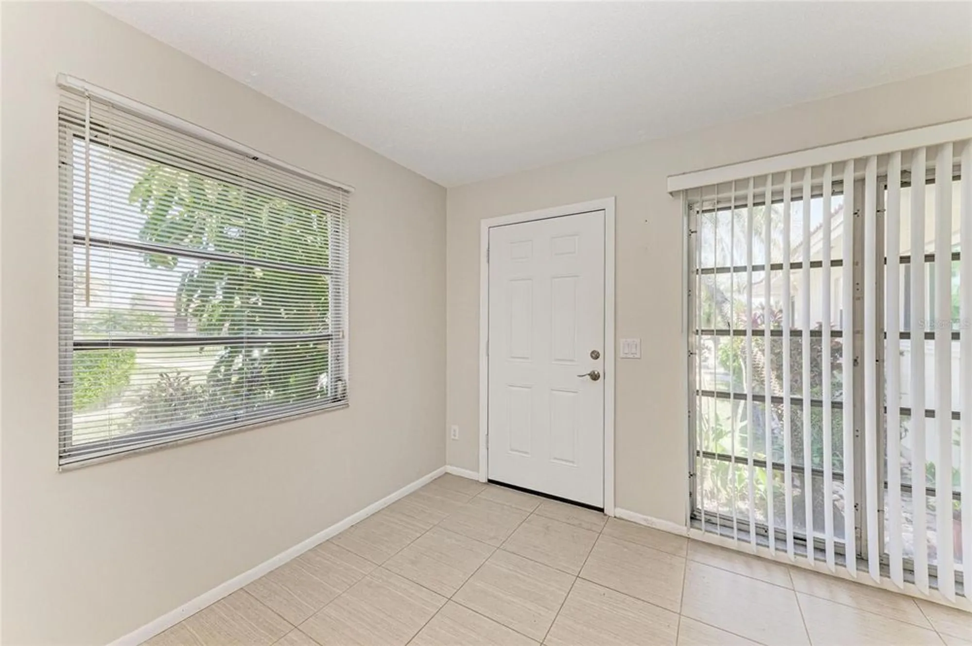 Property Slideshow image 5 of 34 | 2121 pueblo cir # v6, Sarasota, FL, 34231