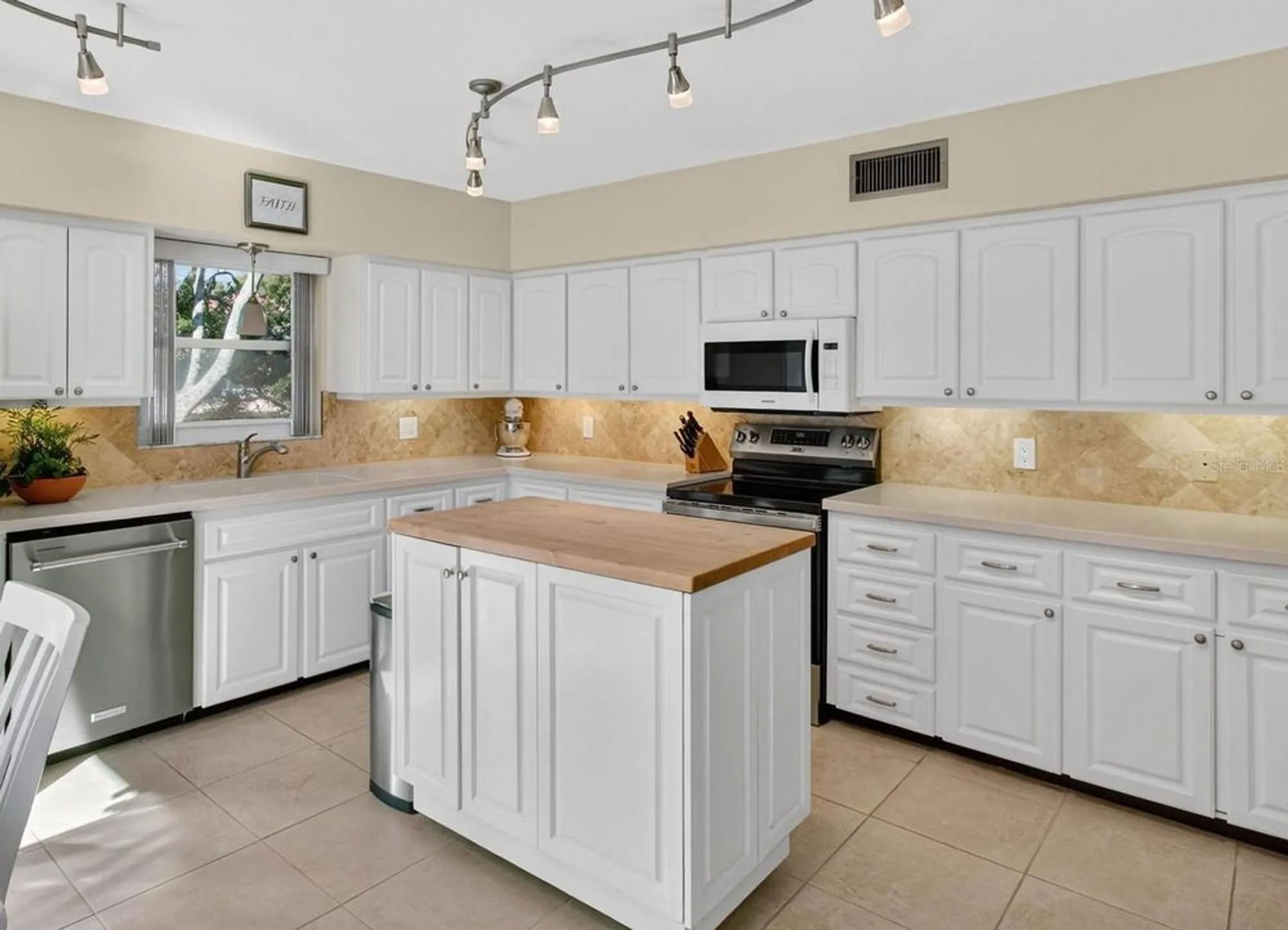 Property Slideshow image 11 of 59 | 2170 americus blvd 47, Clearwater, FL, 33763